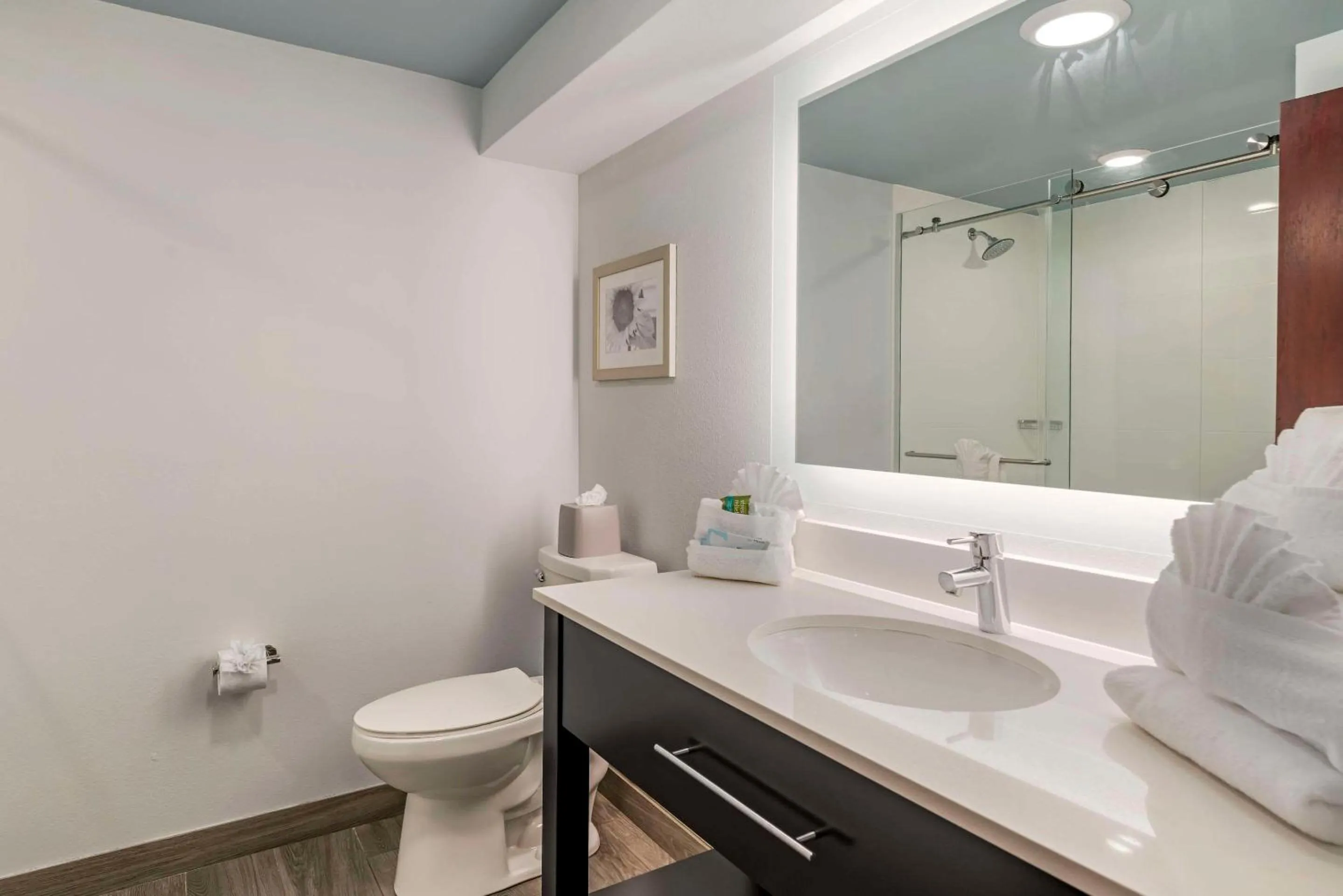 Bedroom in Heidel House Hotel and Conference Center, an Ascend Collection Hotel