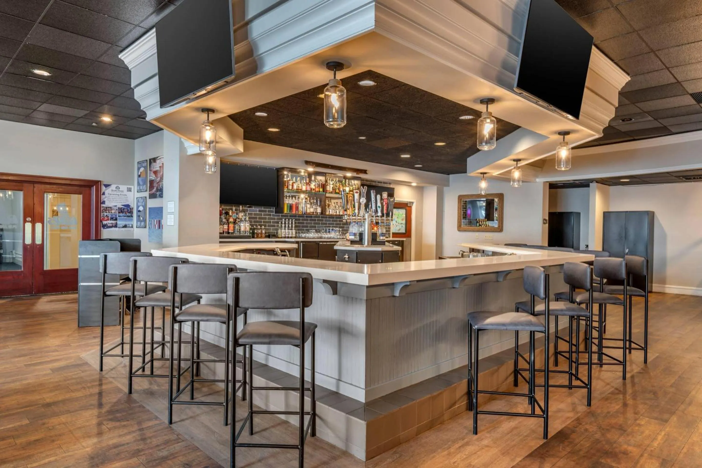 Lounge or bar in Heidel House Hotel and Conference Center, an Ascend Collection Hotel