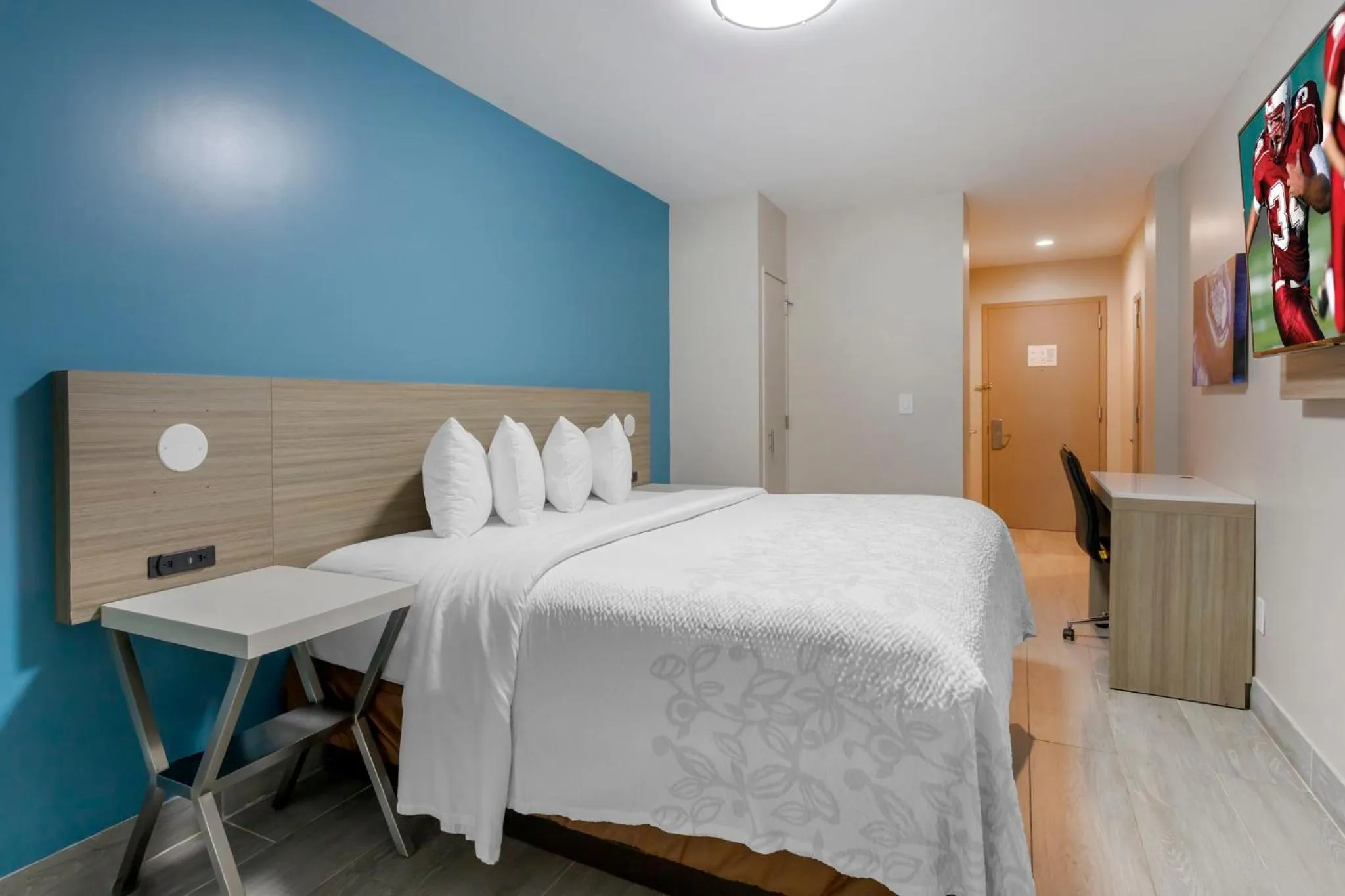 Photo of the whole room, Bed in Red Roof PLUS Brooklyn - Flatbush Ave