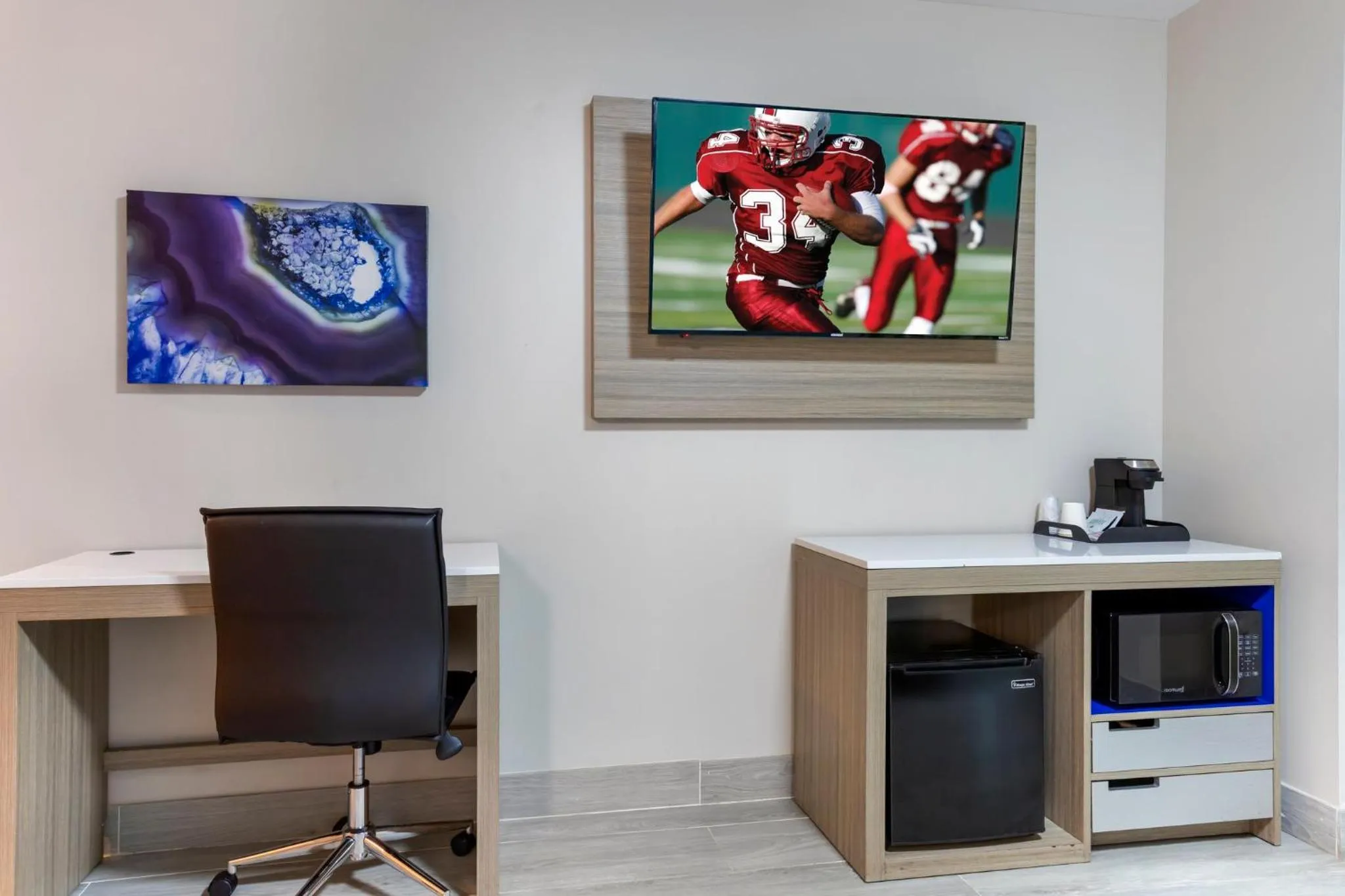 Photo of the whole room in Red Roof PLUS Brooklyn - Flatbush Ave