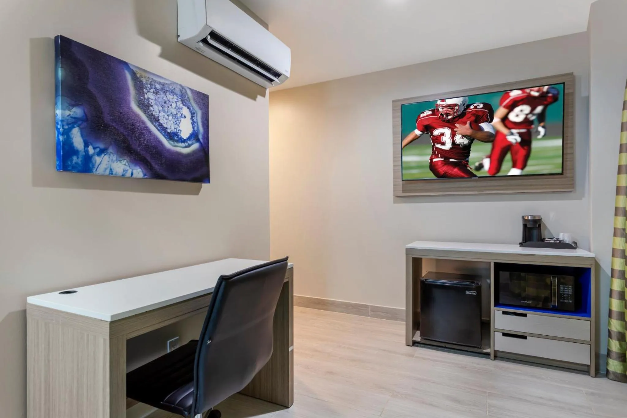 Photo of the whole room in Red Roof PLUS Brooklyn - Flatbush Ave