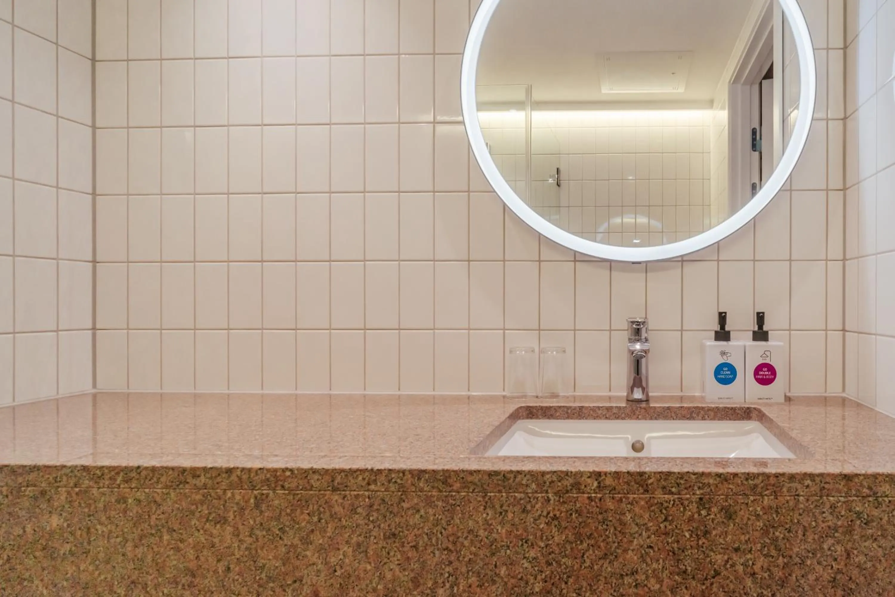 Bathroom in Quality Hotel The Weaver