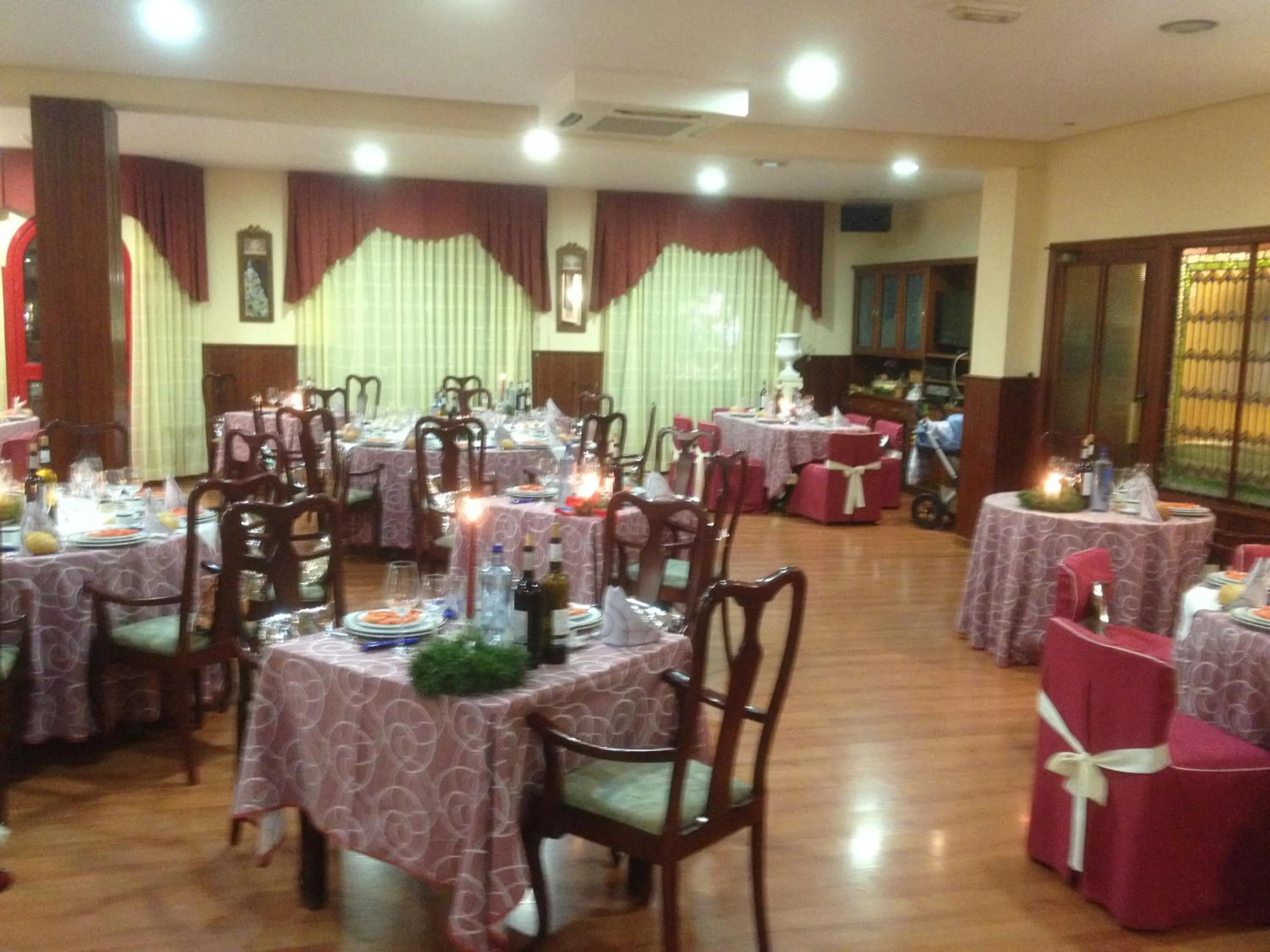 Restaurant/places to eat in Hotel Leyton