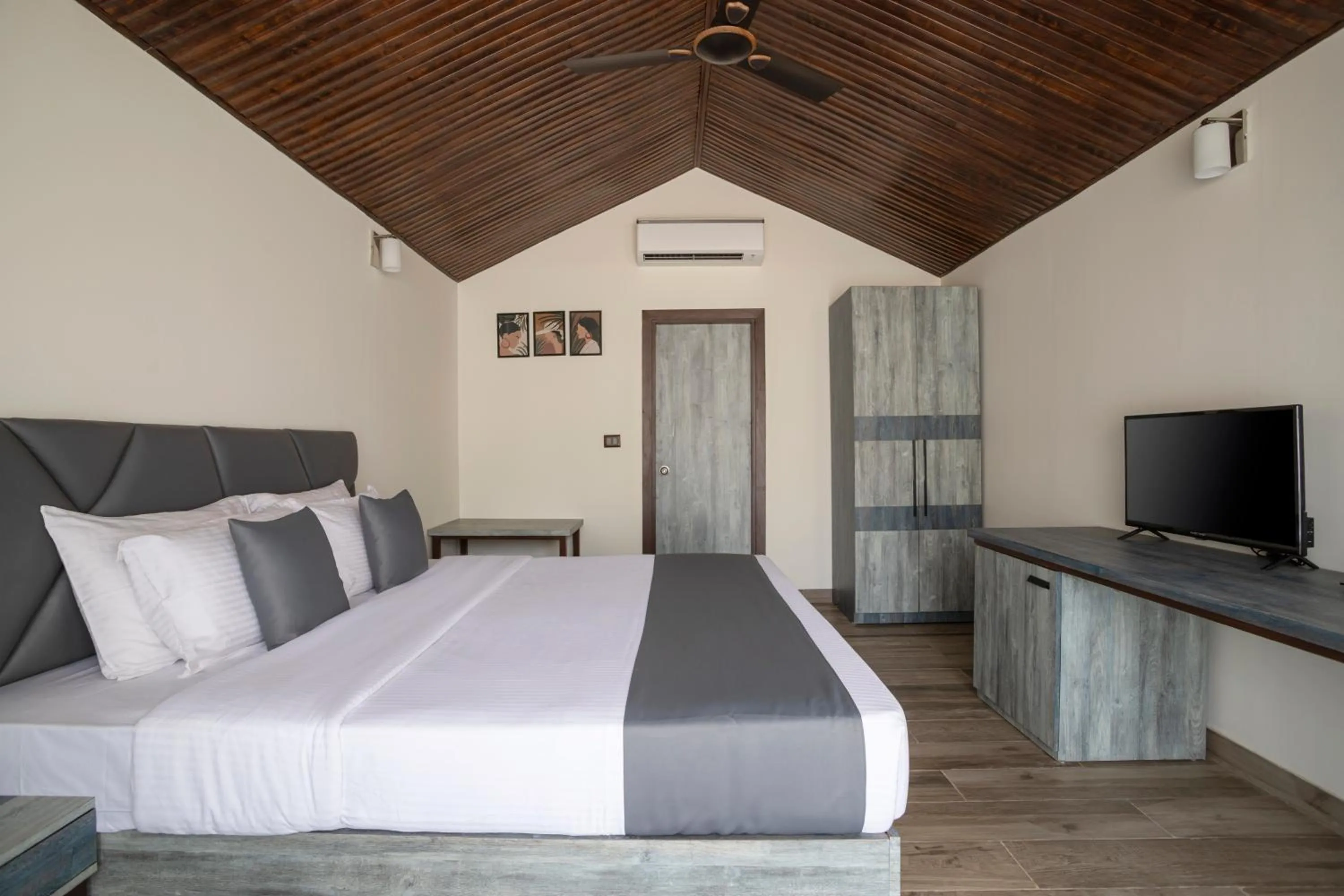 Bed in Stone Wood Beach Resort, Vagator