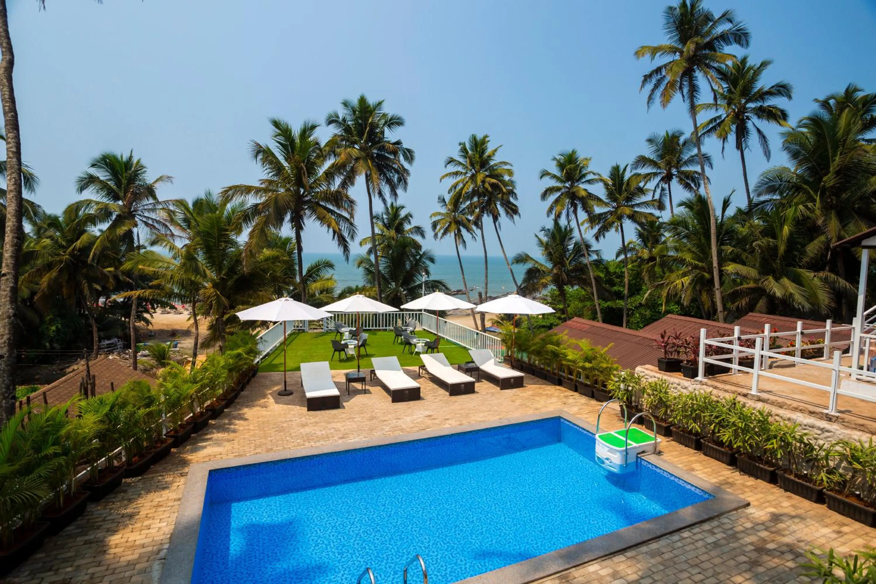 Swimming pool in Stone Wood Beach Resort, Vagator