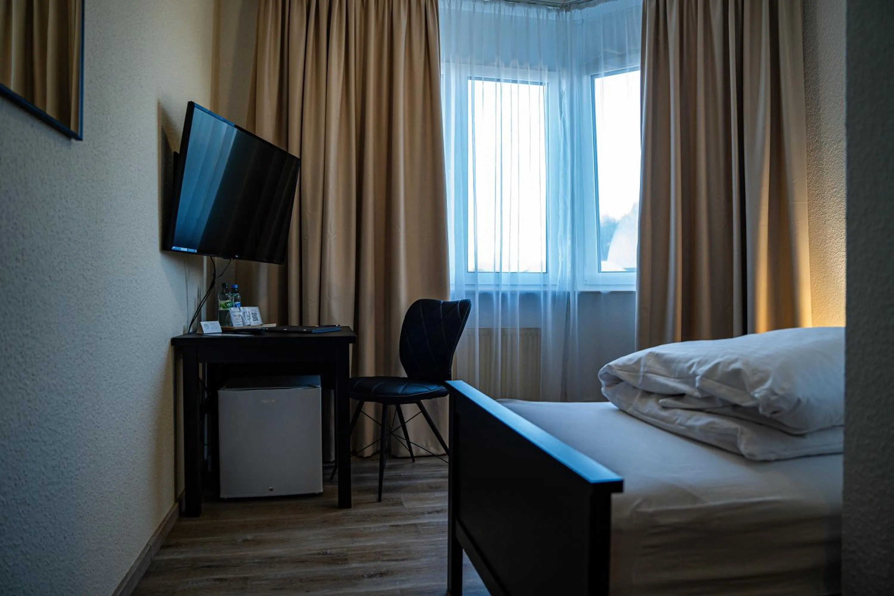 Photo of the whole room, Bed in E&D Hotel Rodgau