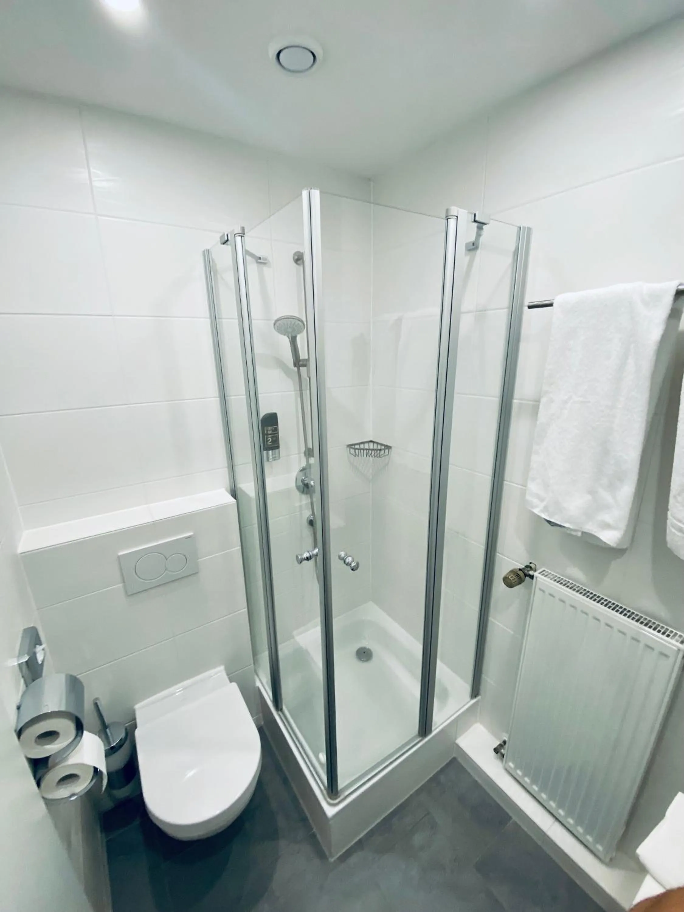 Bathroom in E&D Hotel Rodgau