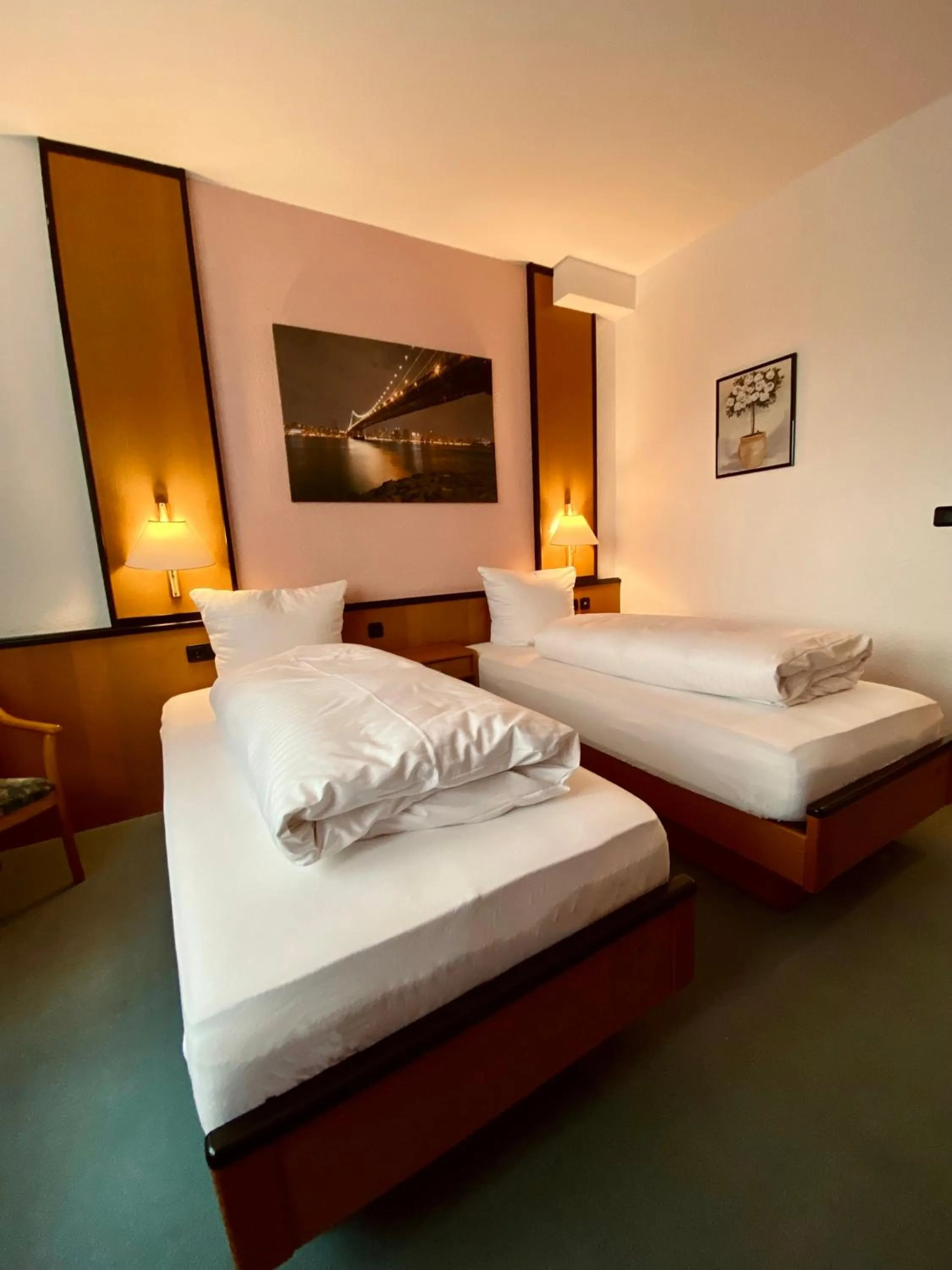 Photo of the whole room, Bed in E&D Hotel Rodgau