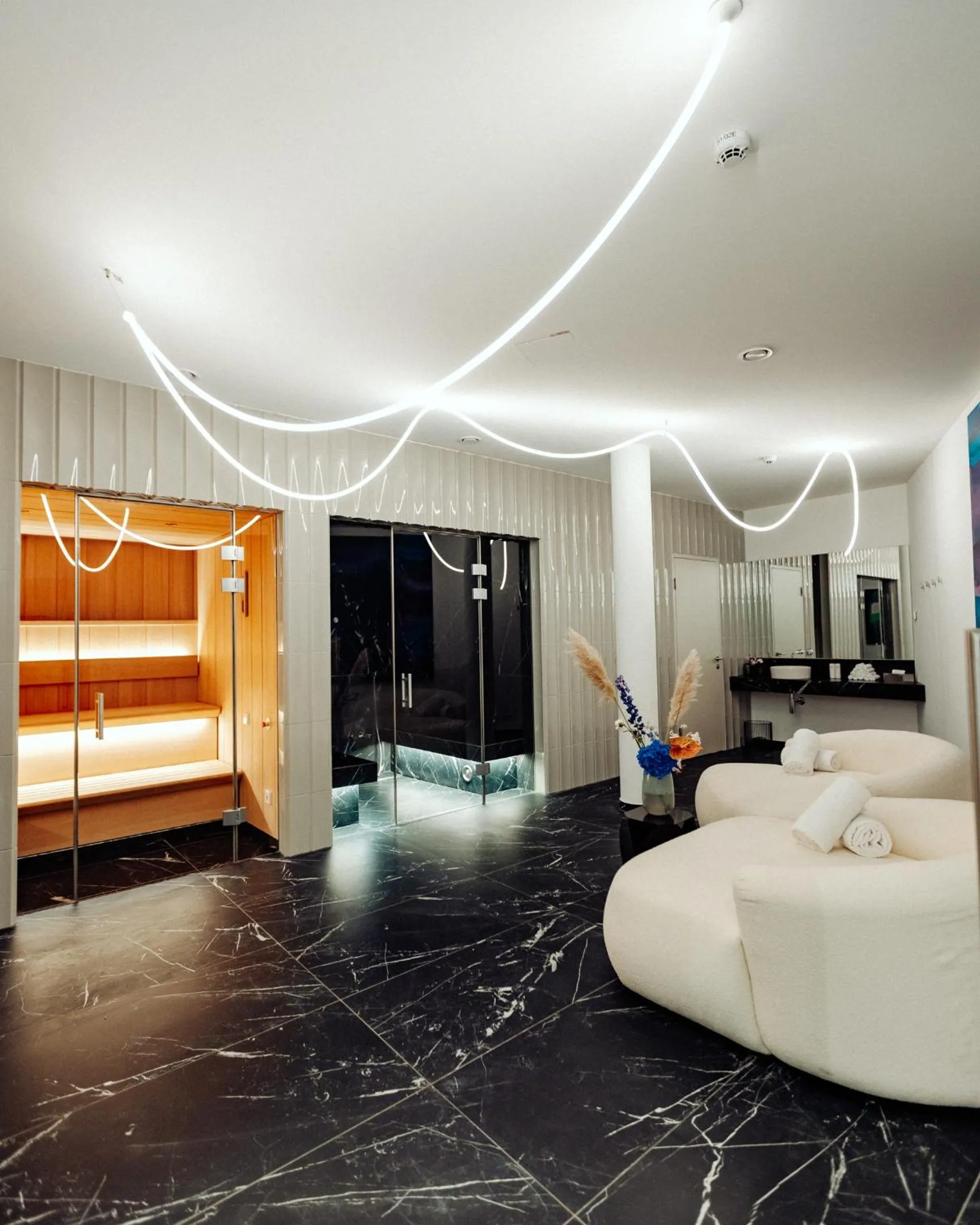 Spa and wellness centre/facilities, Bed in Augarten Art Hotel, a Member of Design Hotels
