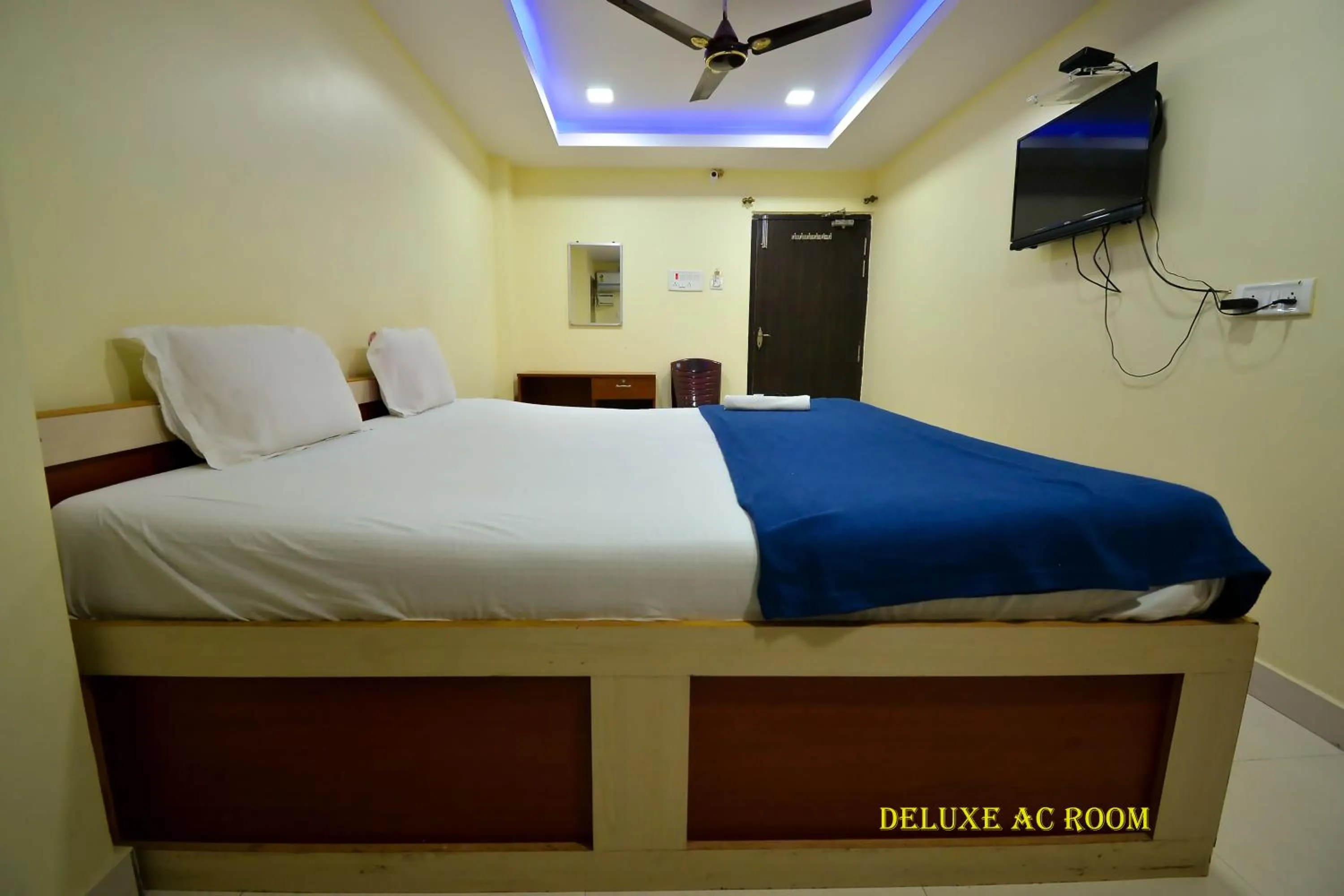 Bed in HOTEL CORAL INN -HCI