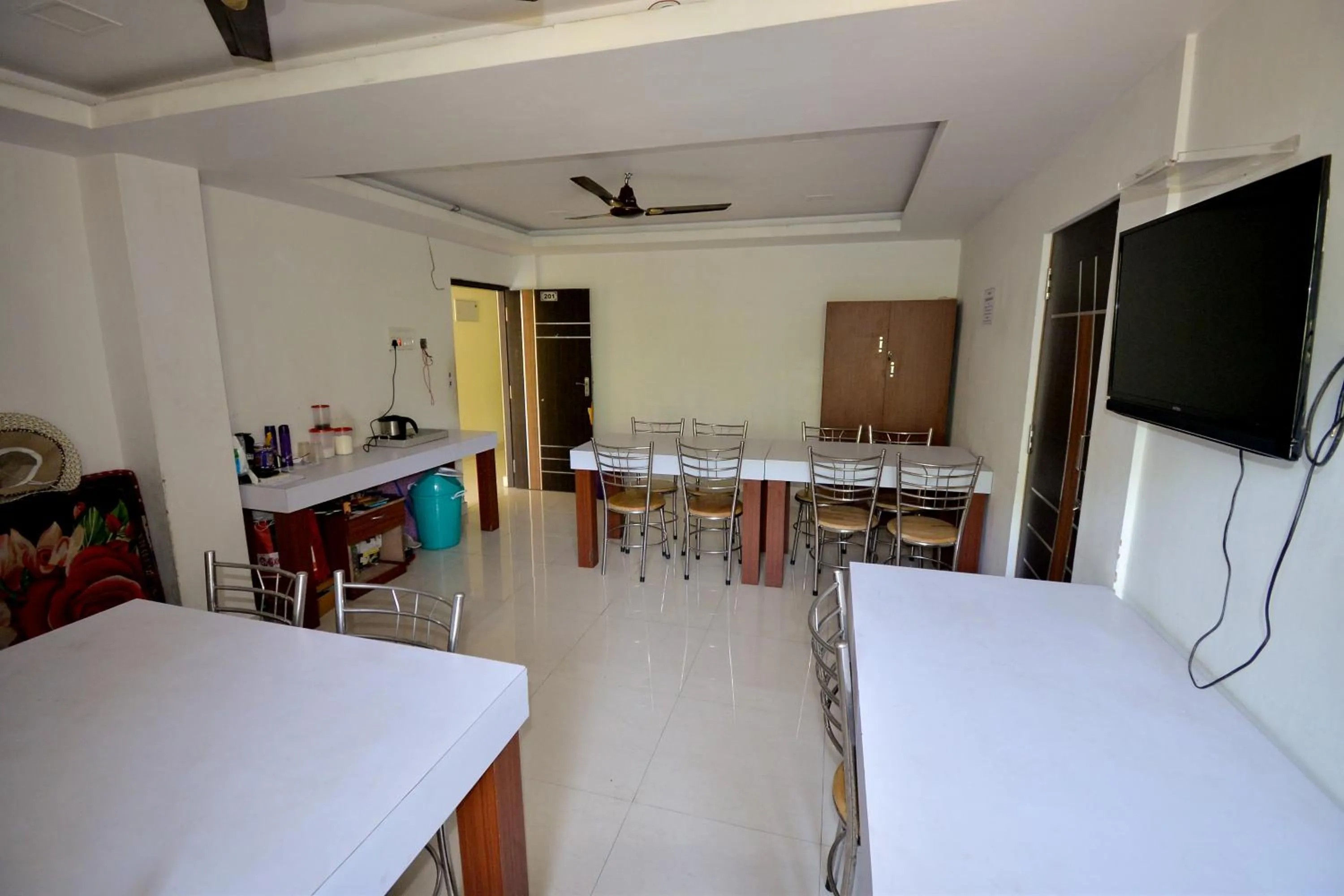 Restaurant/places to eat, Bed in HOTEL CORAL INN -HCI