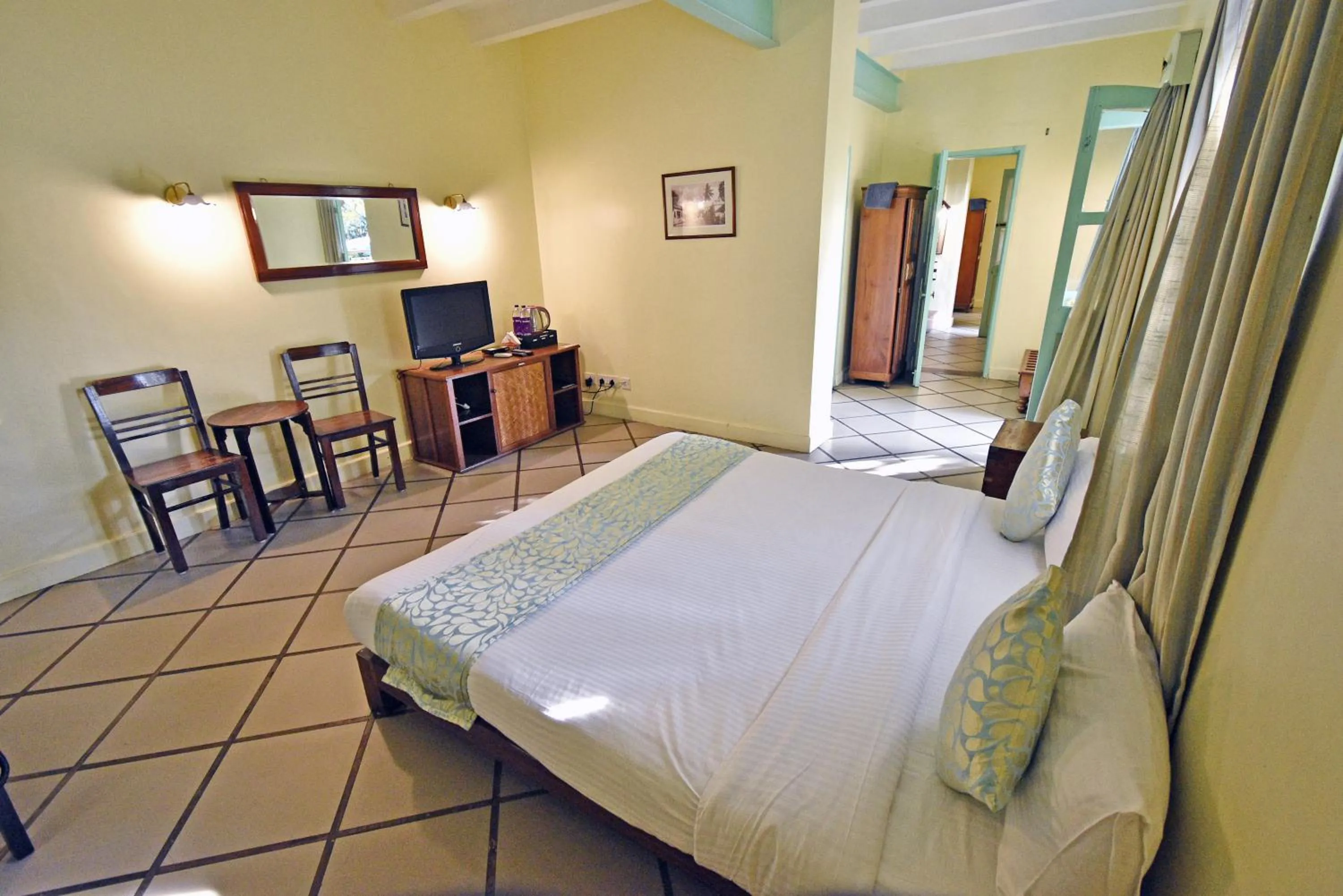 Communal lounge/ TV room, Bed in Hotel Villa Des Gouverneurs