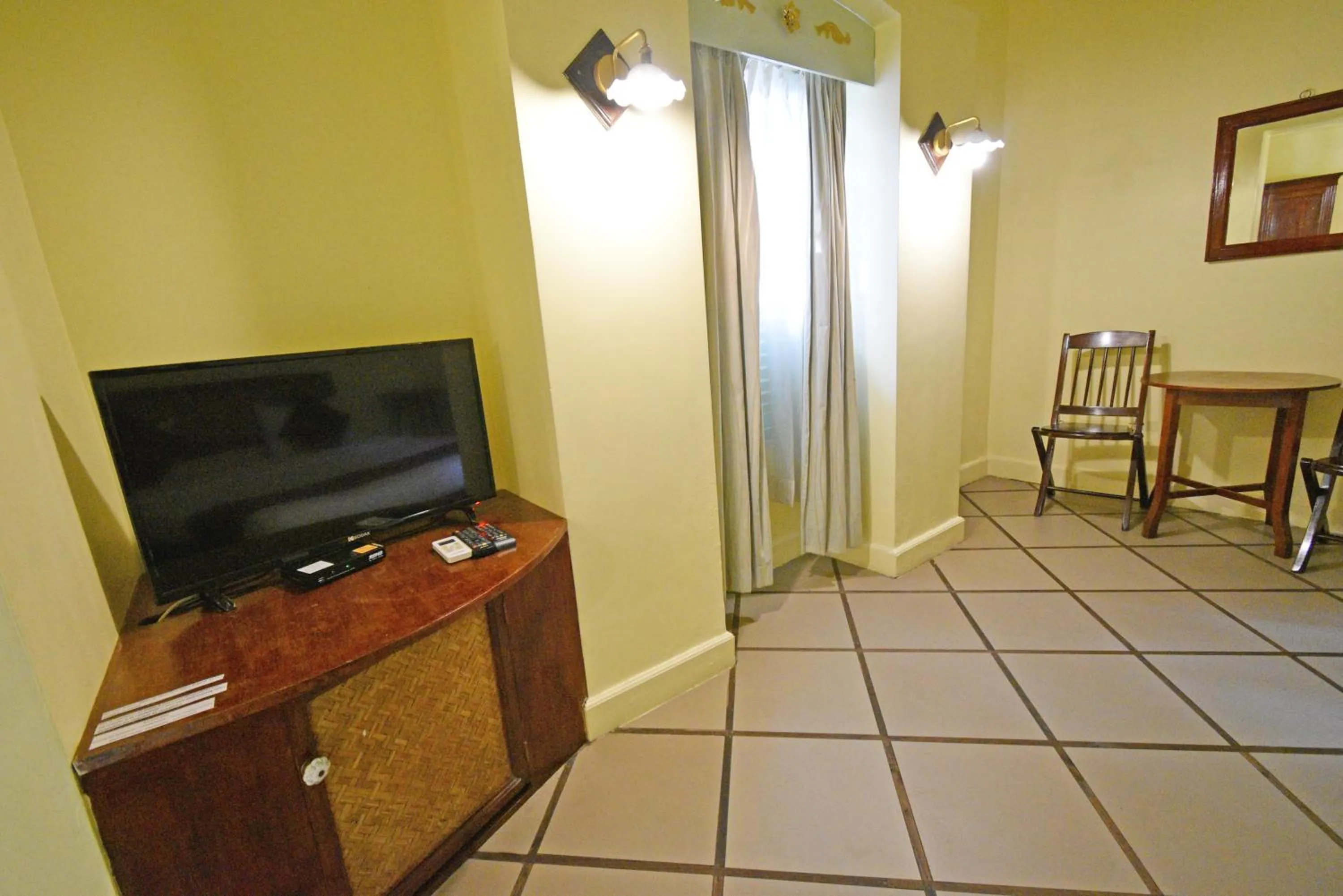 Communal lounge/ TV room in Hotel Villa Des Gouverneurs