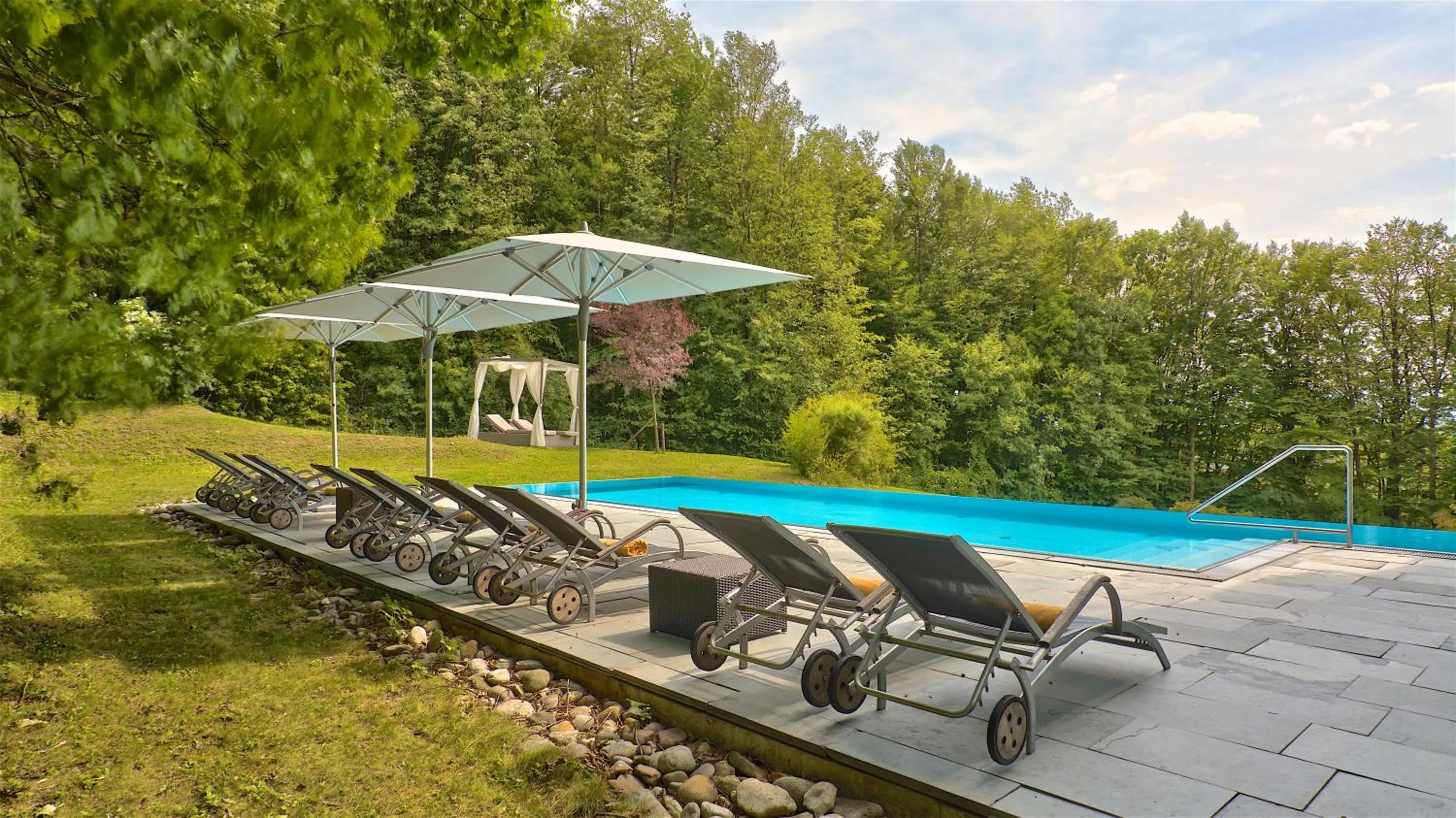 Swimming pool in Berghotel Tulbingerkogel