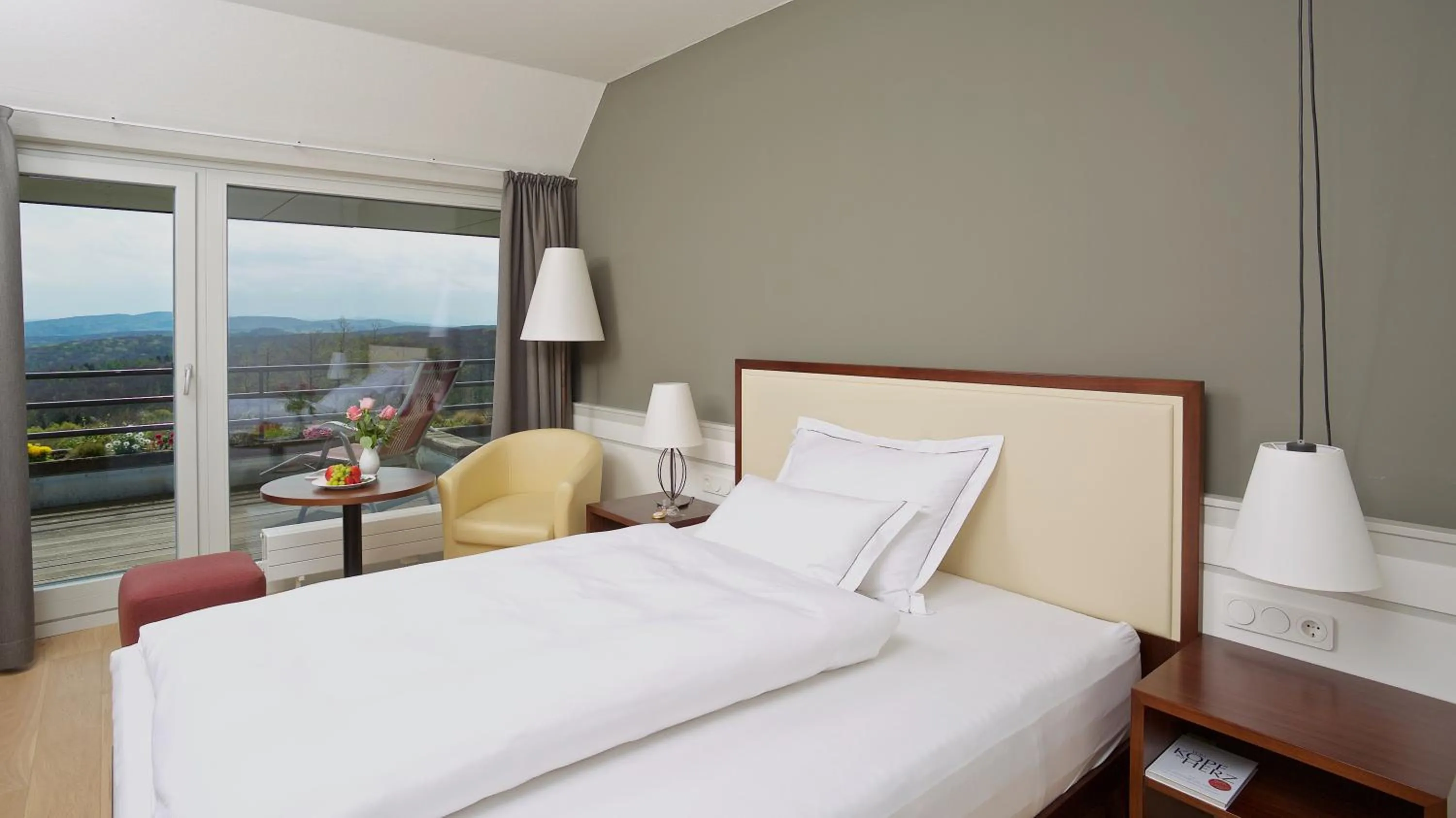 Photo of the whole room, Bed in Berghotel Tulbingerkogel