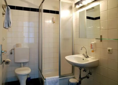 Bathroom in Suite Hotel 200m zum Prater