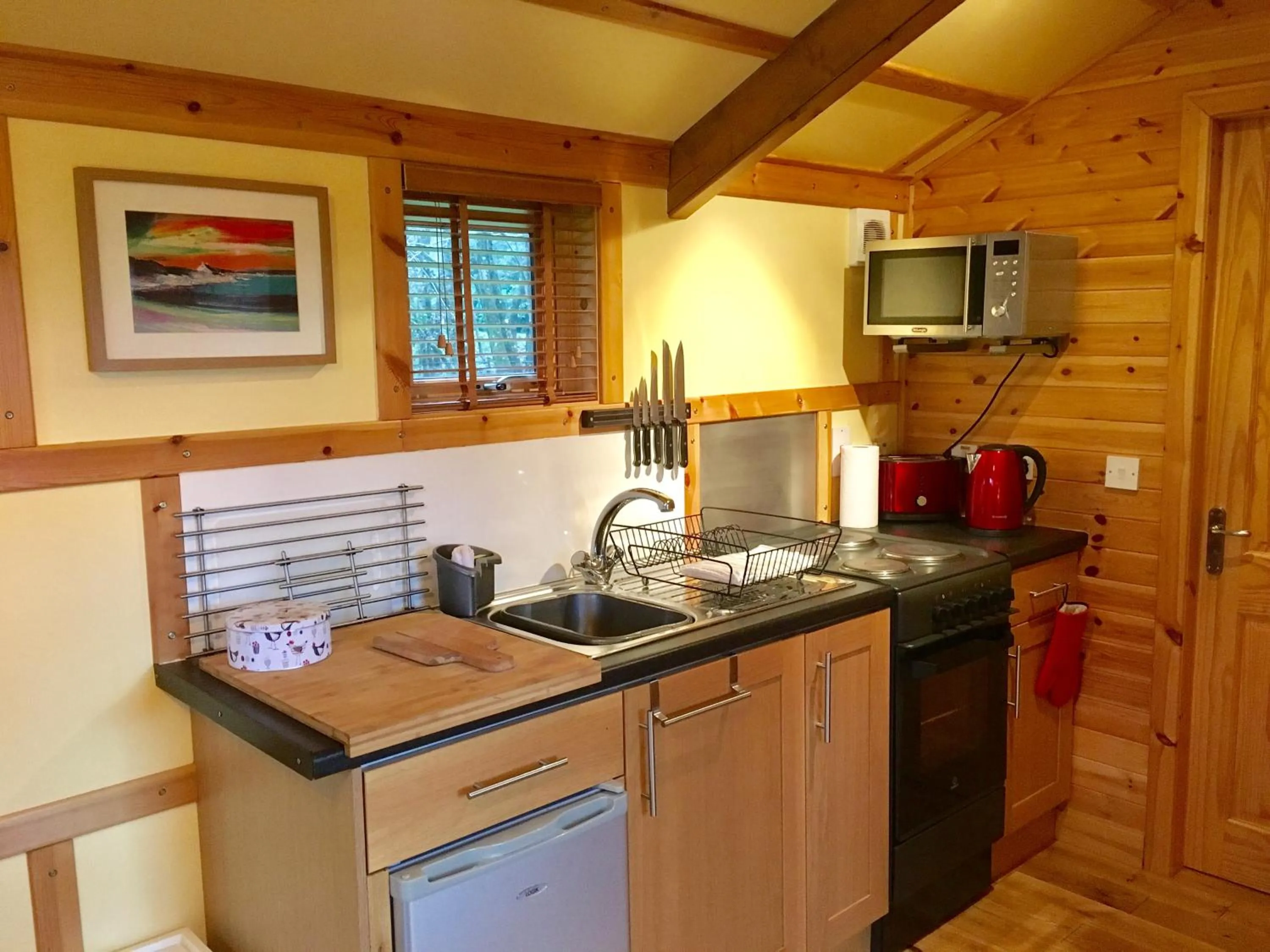 Kitchen or kitchenette in Rashfield Sheilings - Riverside Lodges, by Pucks Glen, Dunoon