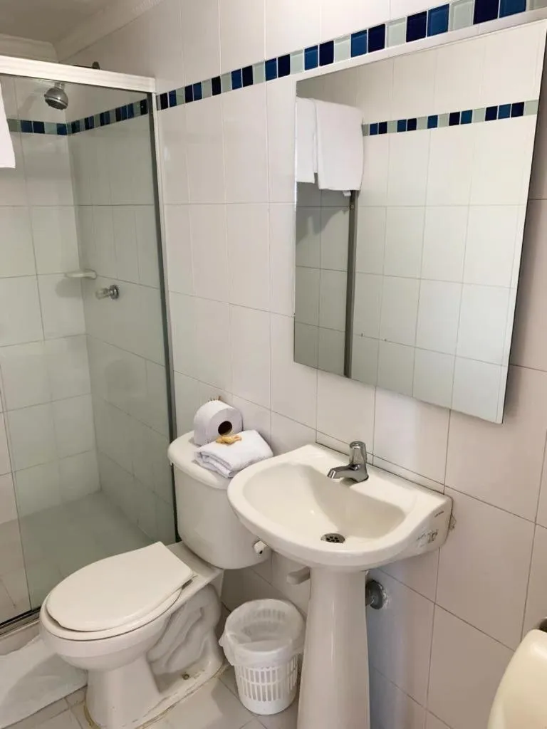 Bathroom in Hotel Corozal Plaza