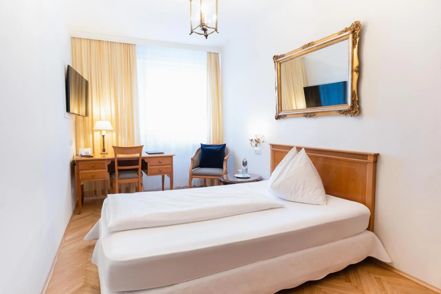 Photo of the whole room, Bed in Austria Classic Hotel Wolfinger - Hauptplatz