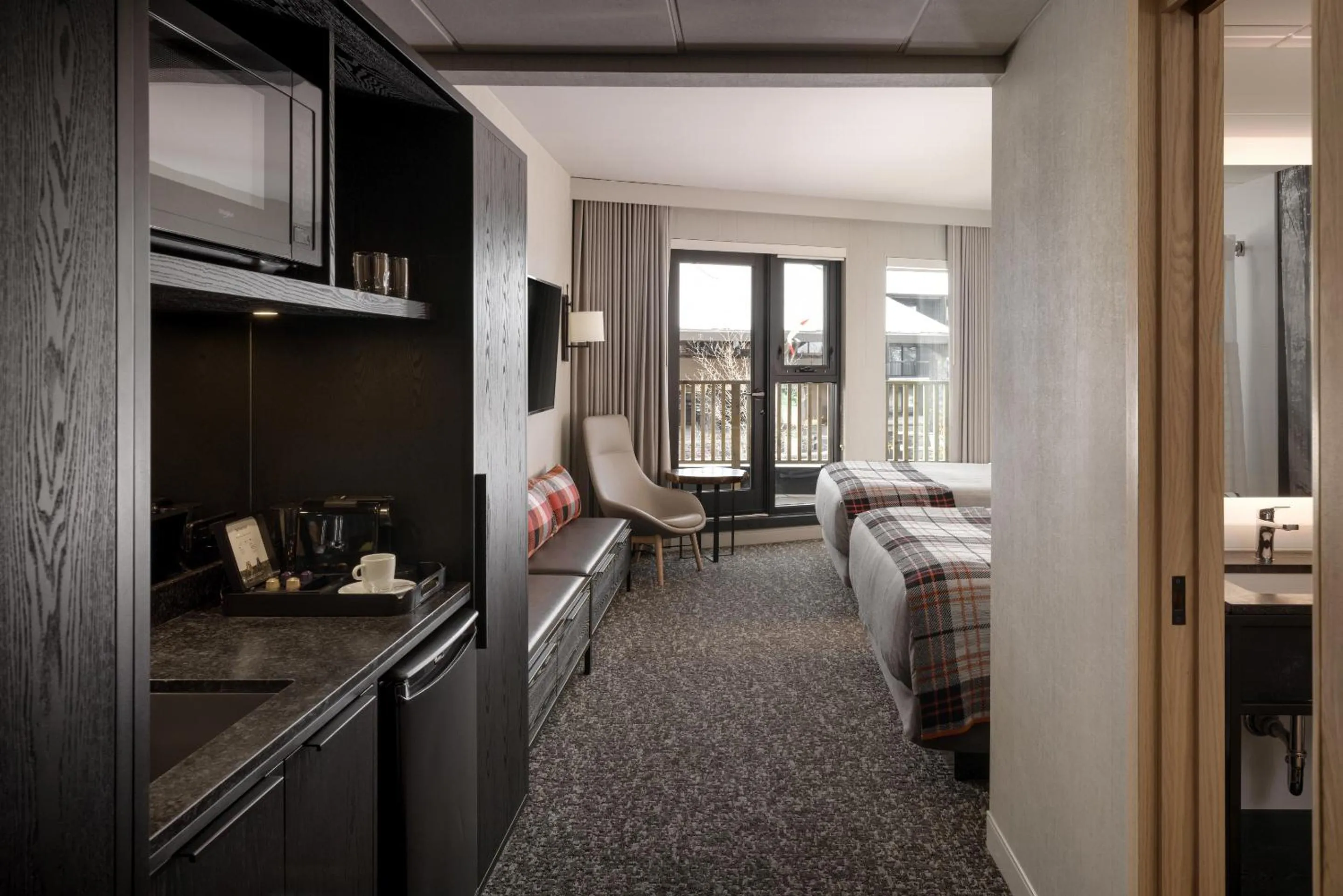 Kitchen or kitchenette, Bed in Peaks Hotel and Suites