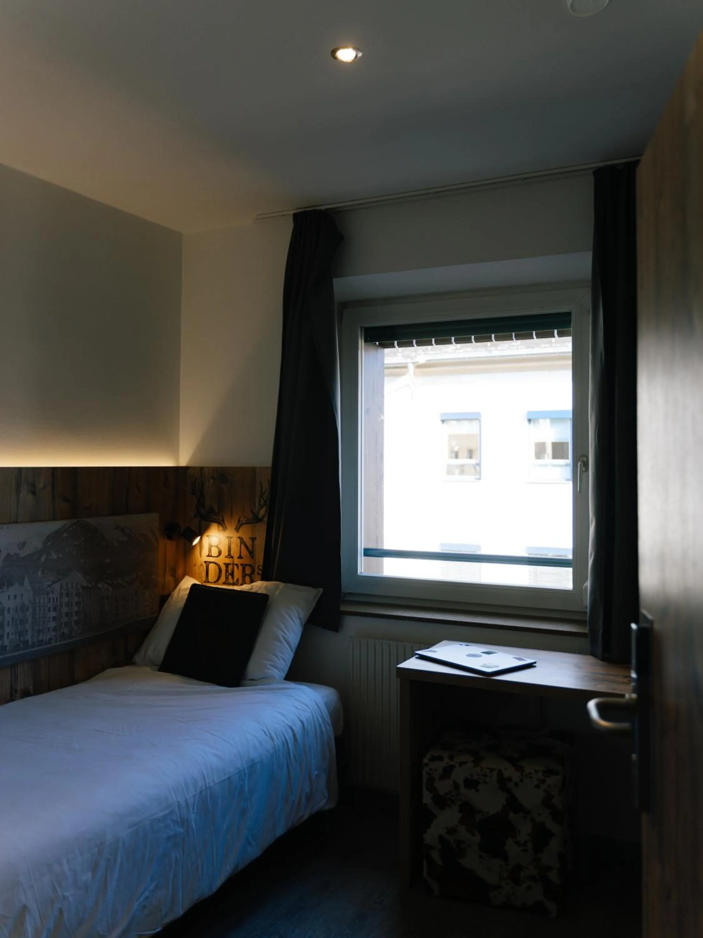 Bed in BinderS Budget City-Mountain Hotel