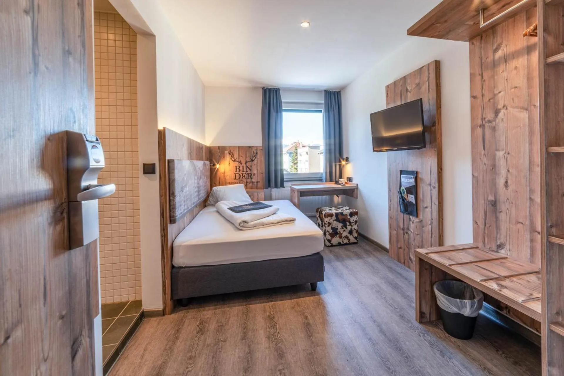 TV and multimedia, Bed in BinderS Budget City-Mountain Hotel