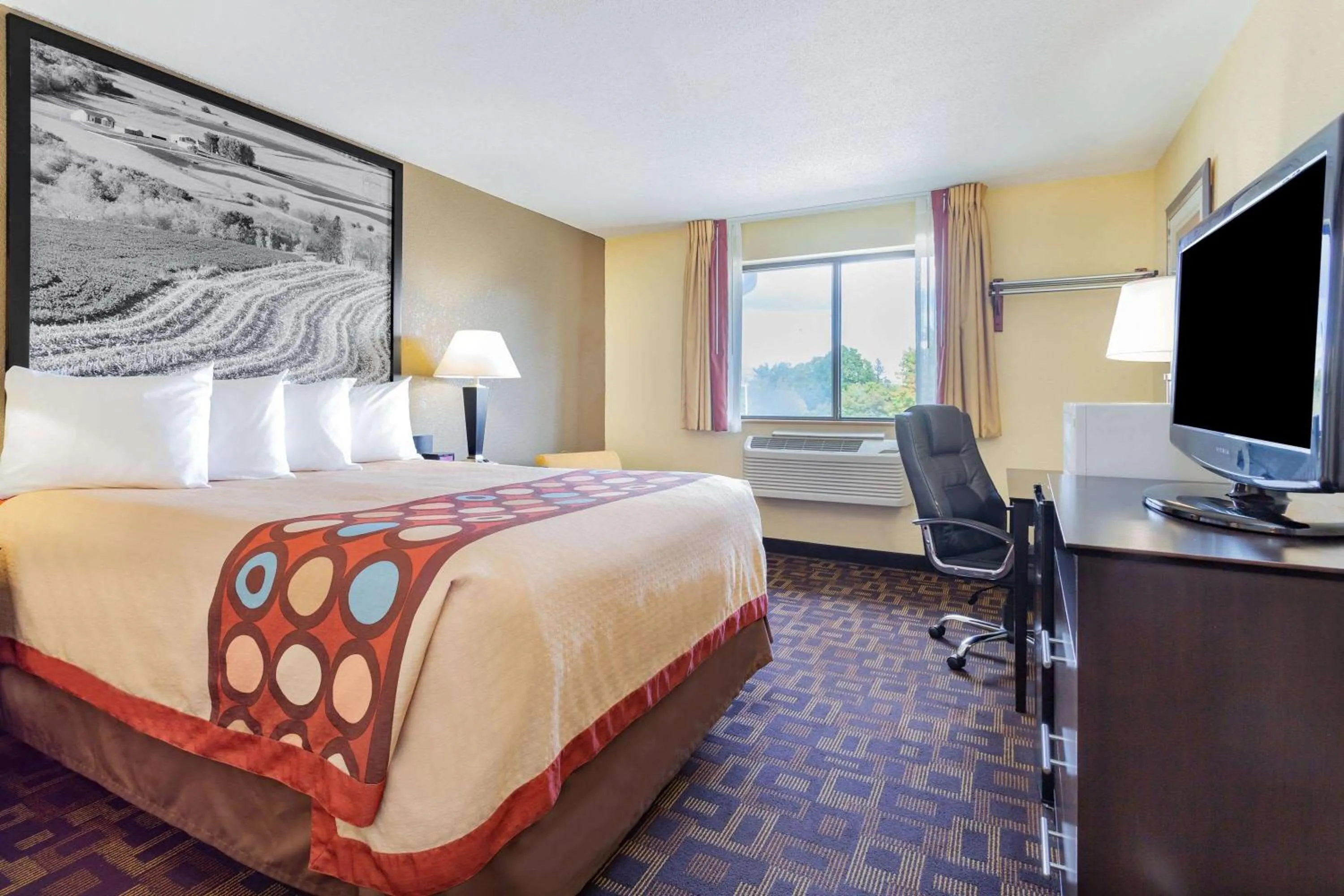 Photo of the whole room, Bed in Super 8 by Wyndham Decorah