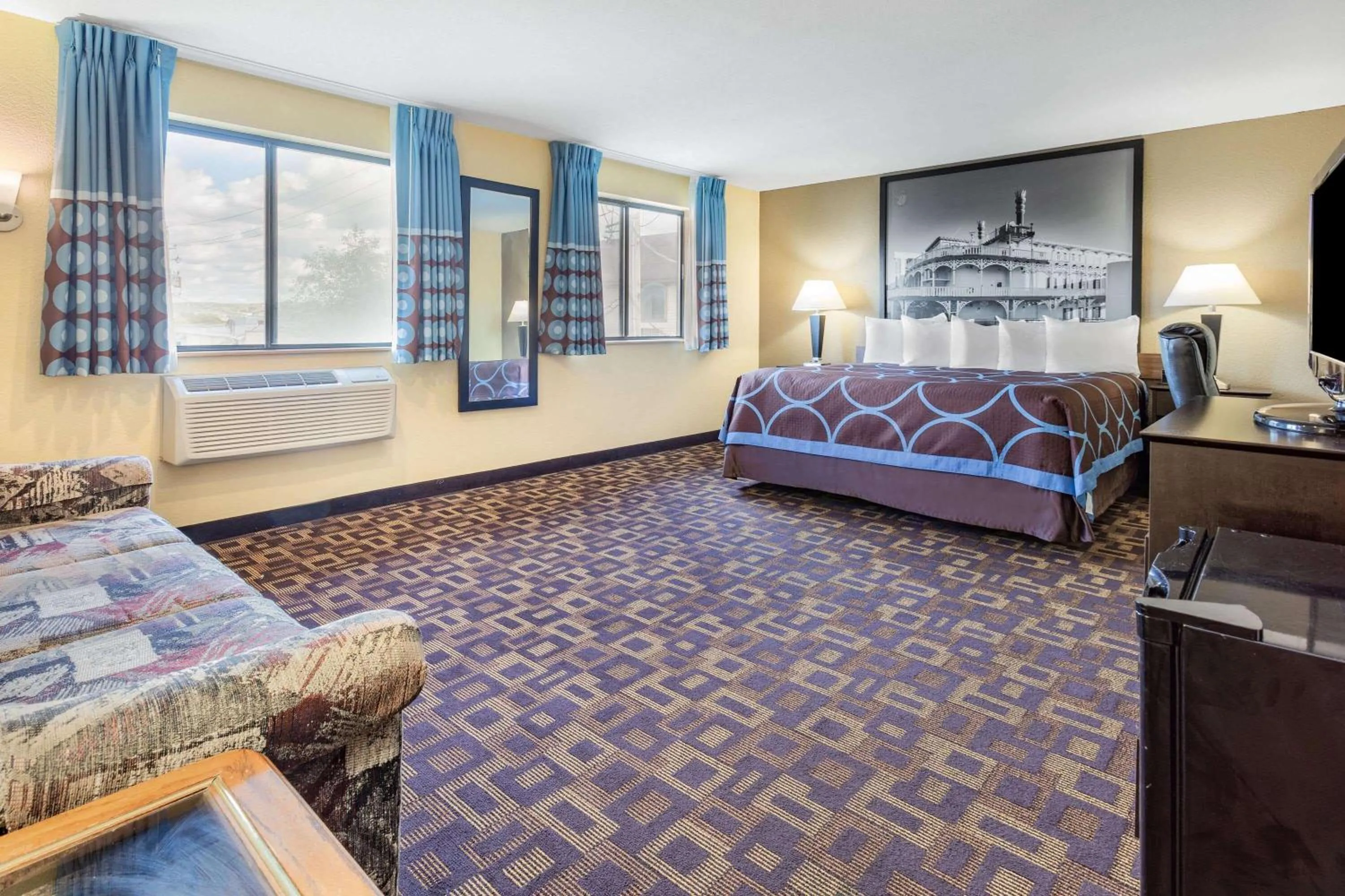 Photo of the whole room, Bed in Super 8 by Wyndham Decorah