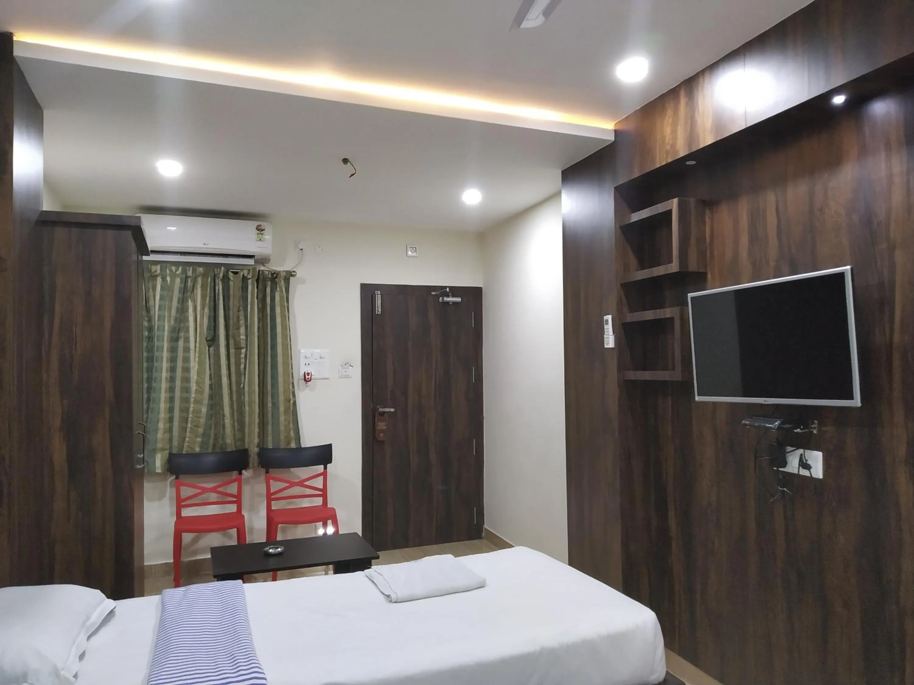 Communal lounge/ TV room, Bed in Hotel Bikram-A Boutique Hotel