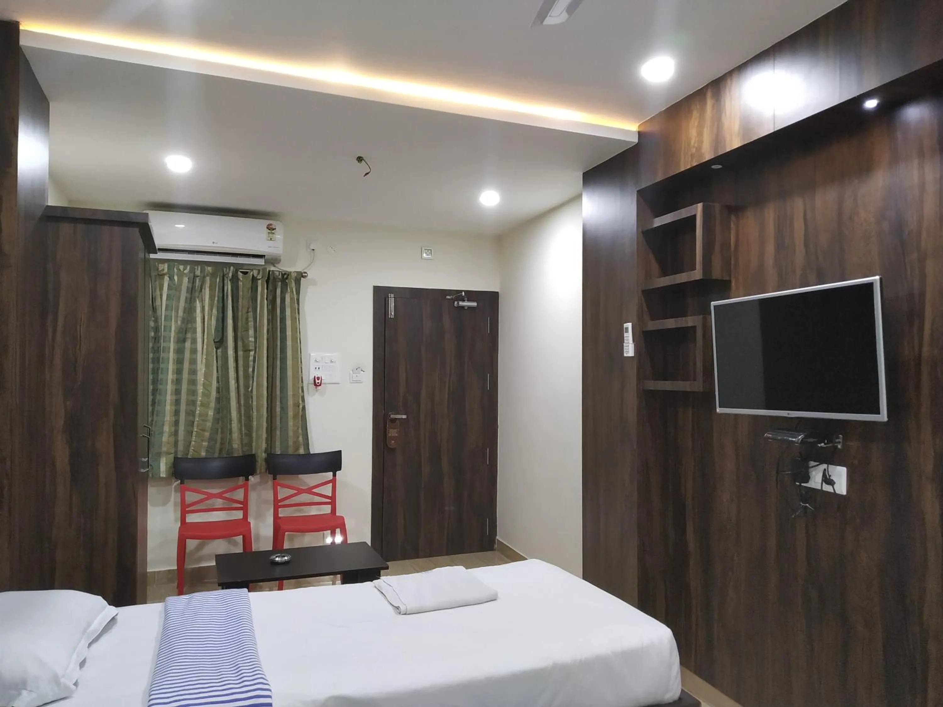 Communal lounge/ TV room, Bed in Hotel Bikram-A Boutique Hotel