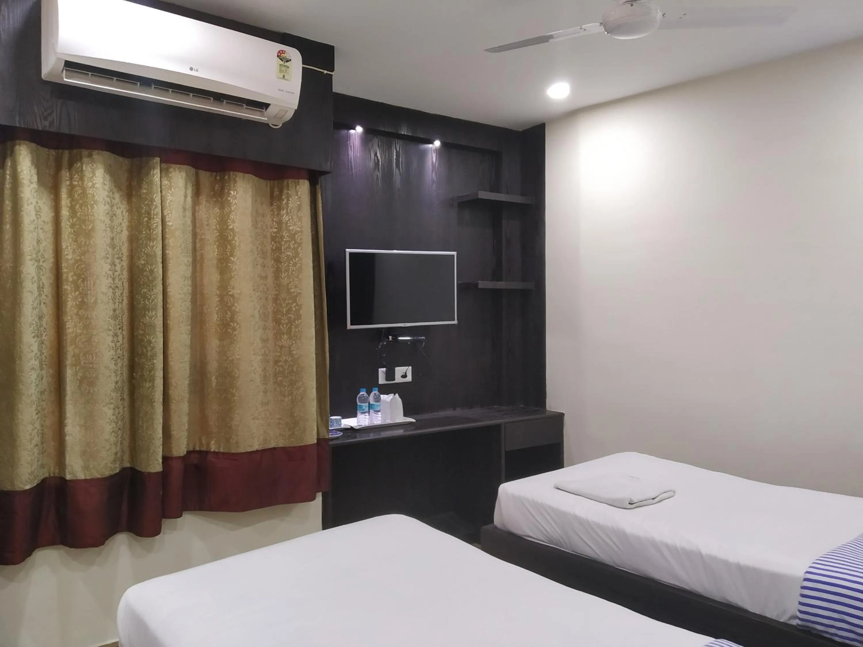 Communal lounge/ TV room, Bed in Hotel Bikram-A Boutique Hotel