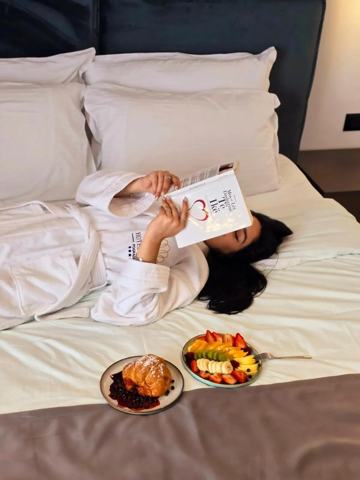 room service, Bed in Perla Hotel