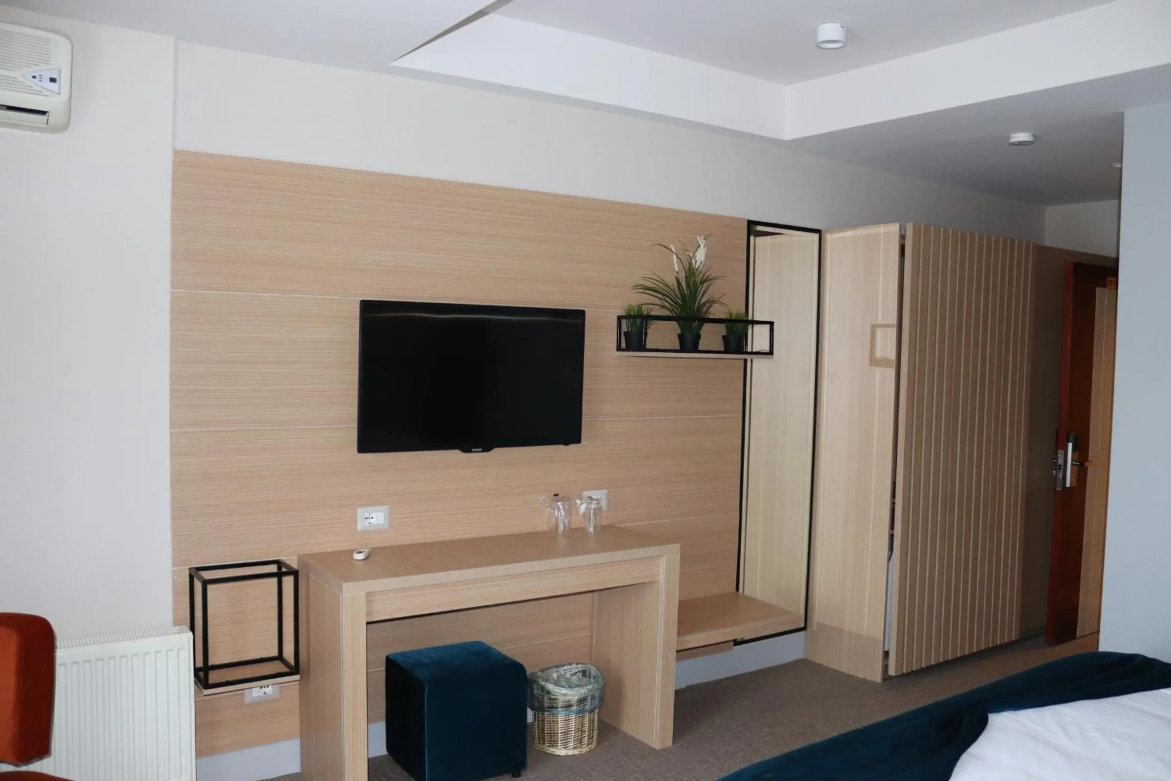 Communal lounge/ TV room, Bed in Perla Hotel