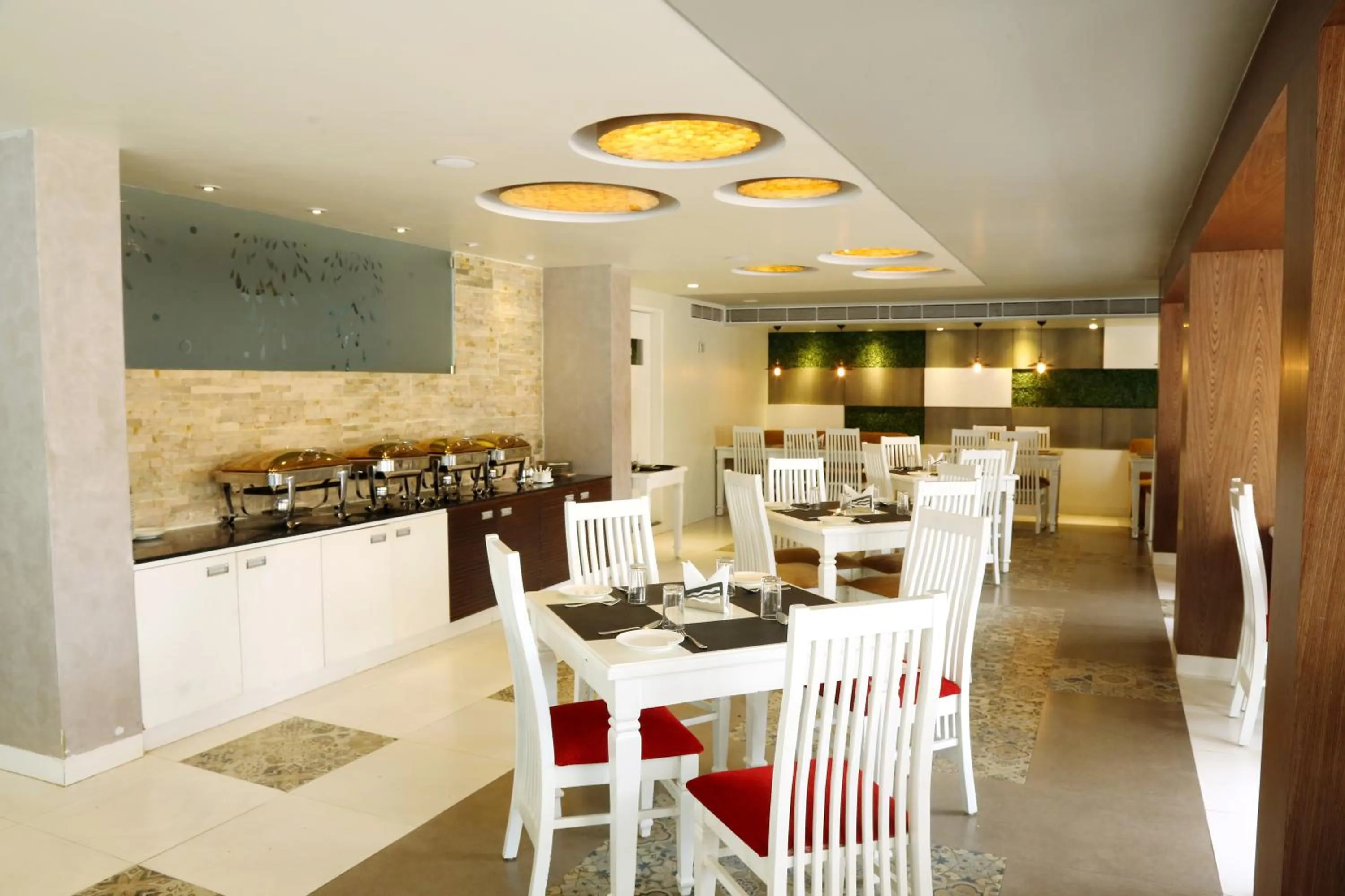 Restaurant/places to eat in Miles Inn Hotel