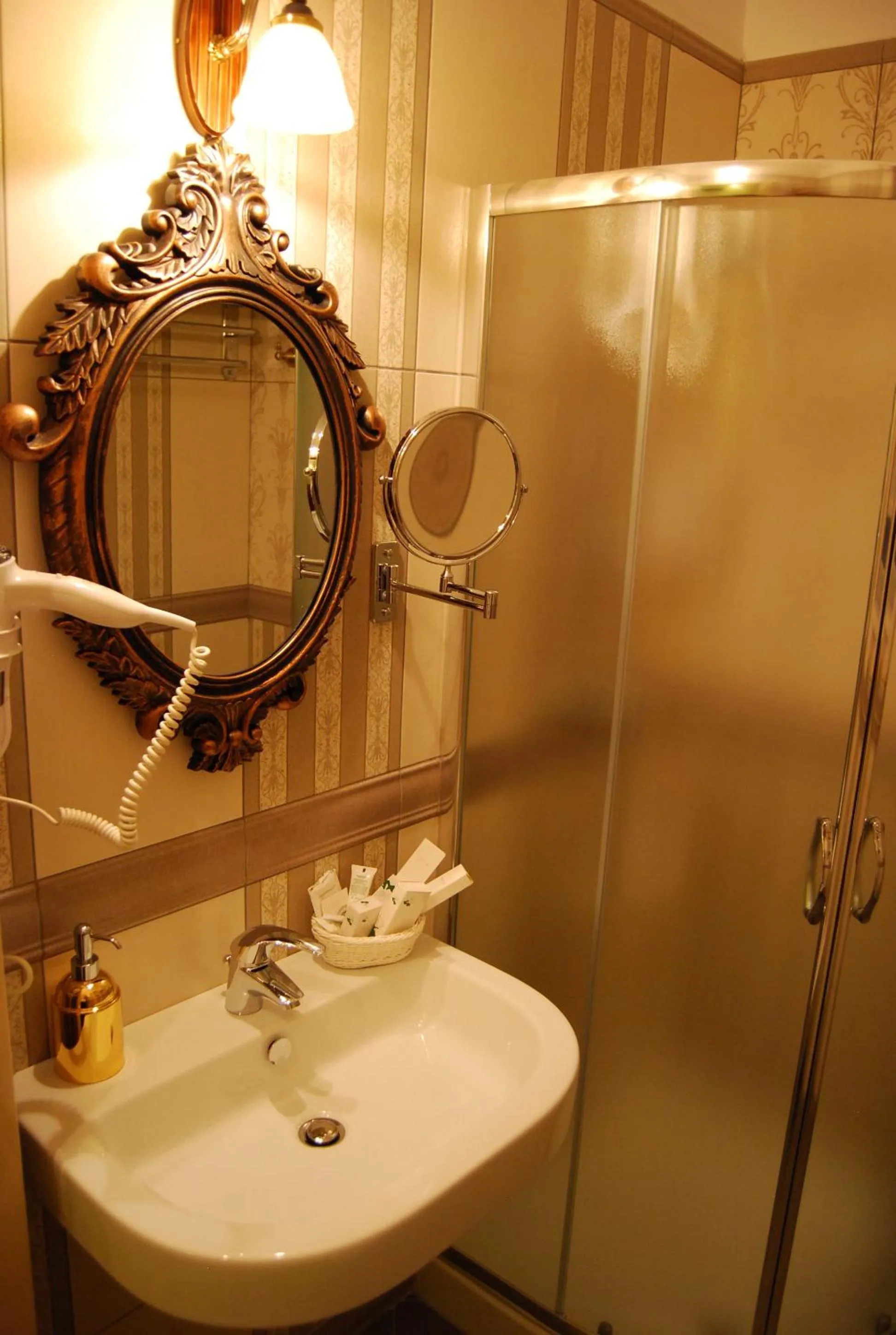 Bathroom in 2 KITARRAT Boutique Hotel & SPA