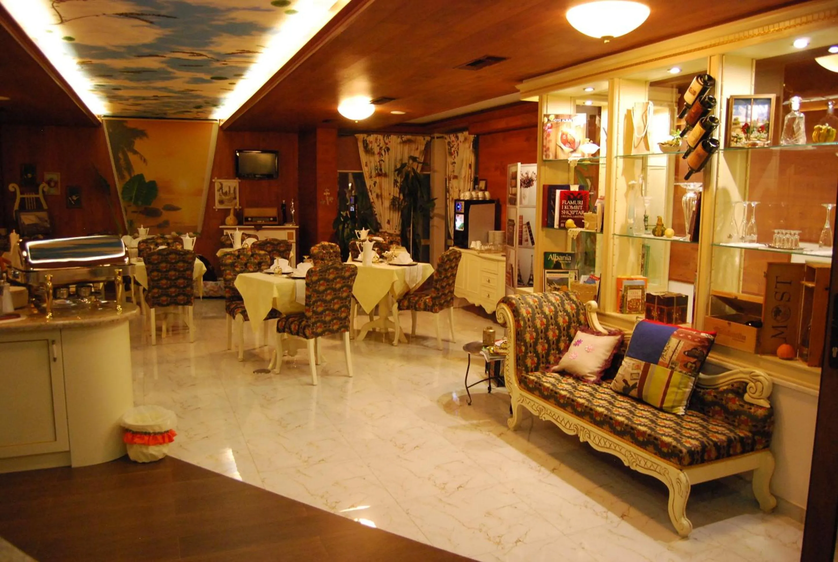 Lounge or bar in 2 KITARRAT Boutique Hotel & SPA