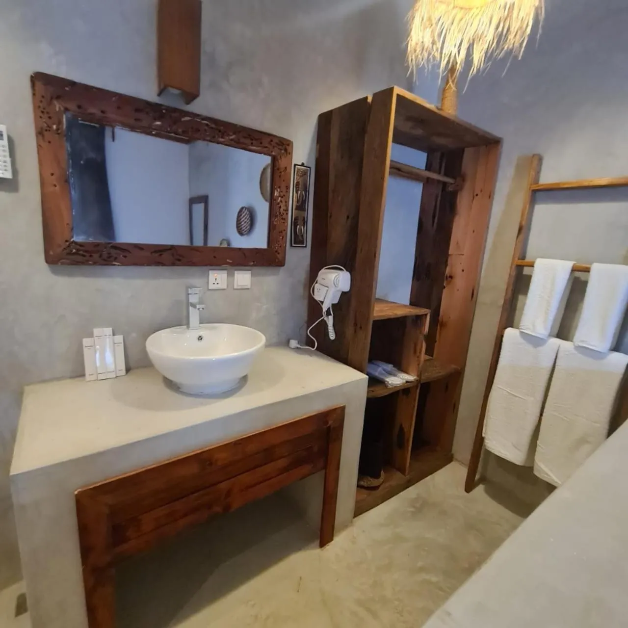 Bathroom, Bed in Mambo Cabana