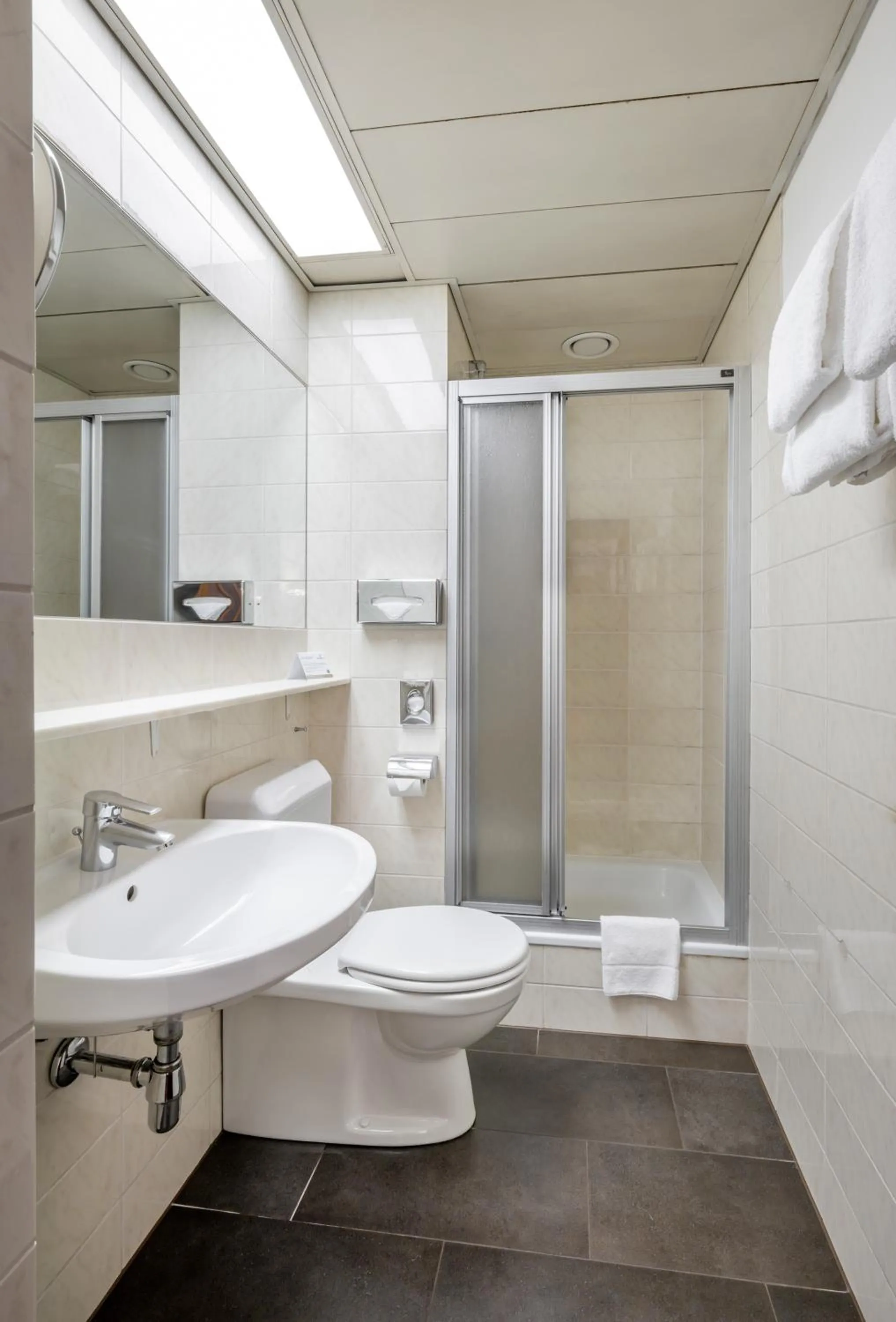 Bathroom in Hotel am Mirabellplatz