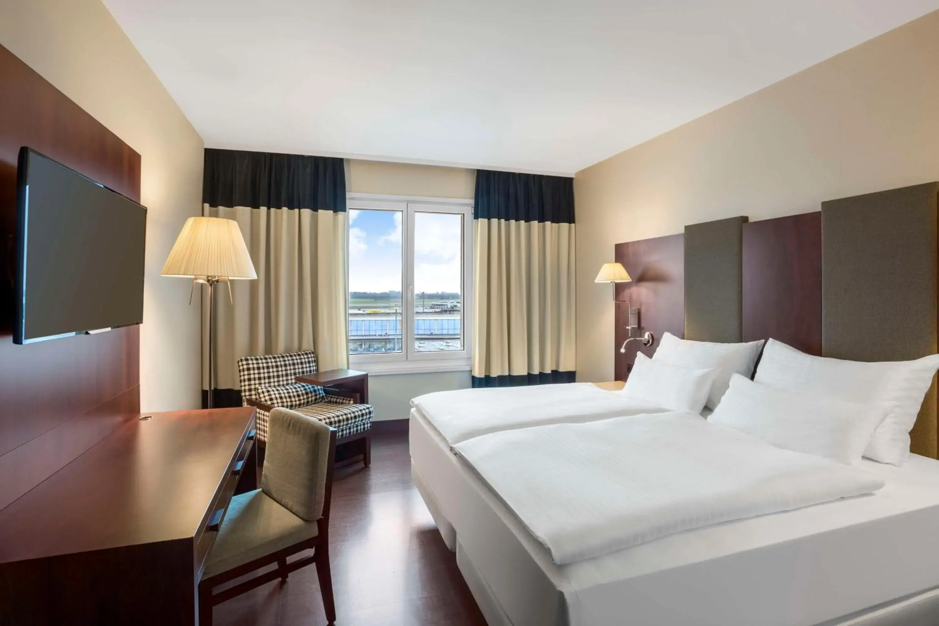 Standard Double or Twin Room with View in NH Vienna Airport Conference Center Standard Double or Twin Room with View in NH Vienna Airport Conference Center