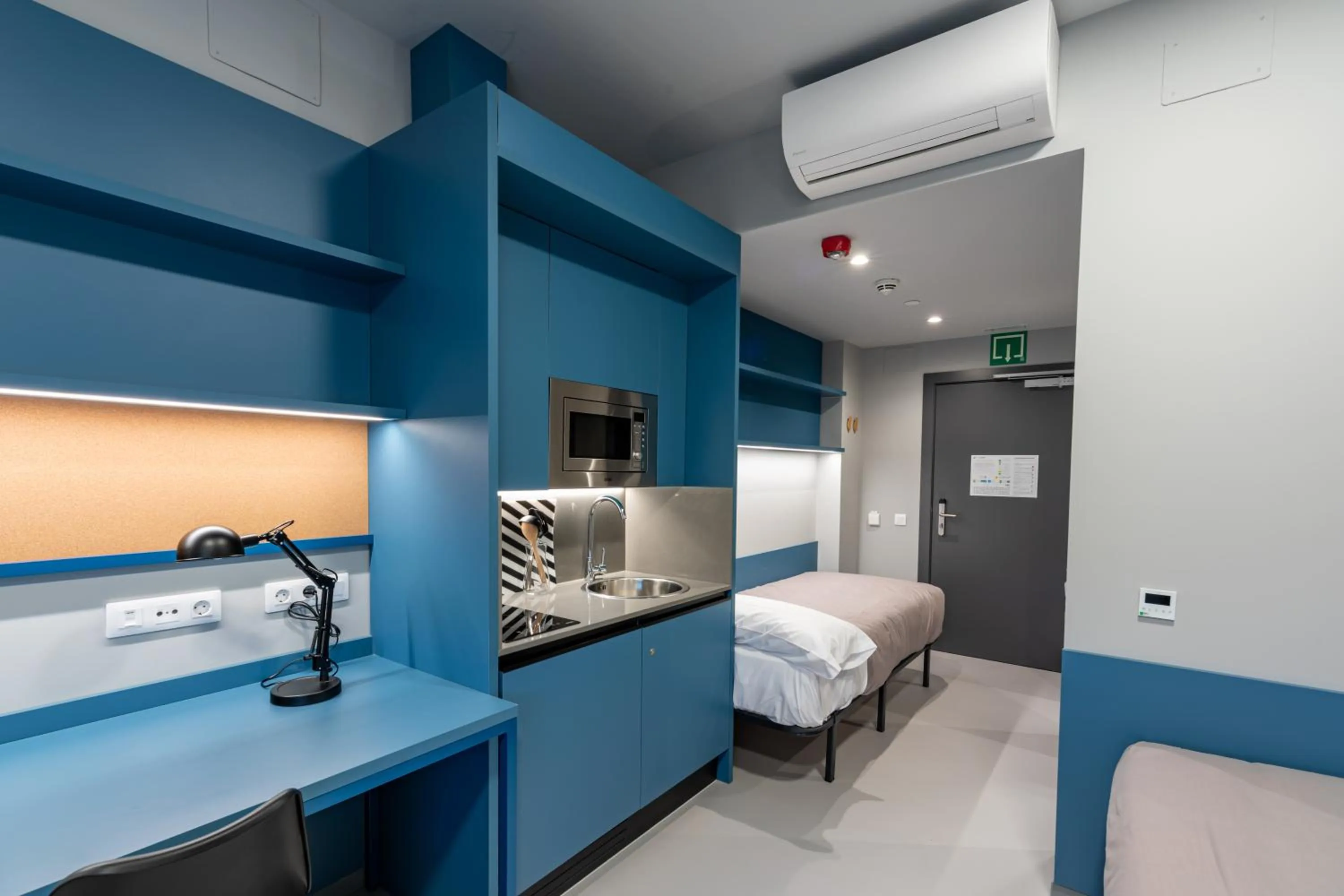 Kitchen or kitchenette, Bed in Residencia Universitaria Resa San Mamés