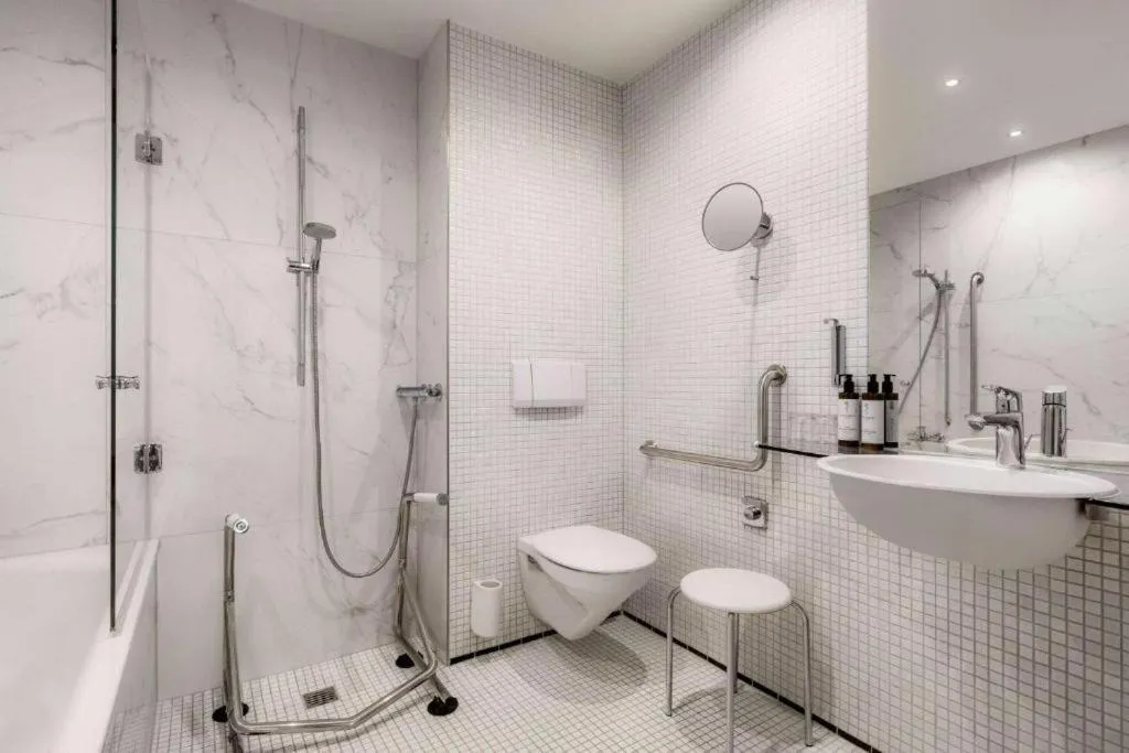 Bathroom in Vienna House by Wyndham Martinspark Dornbirn