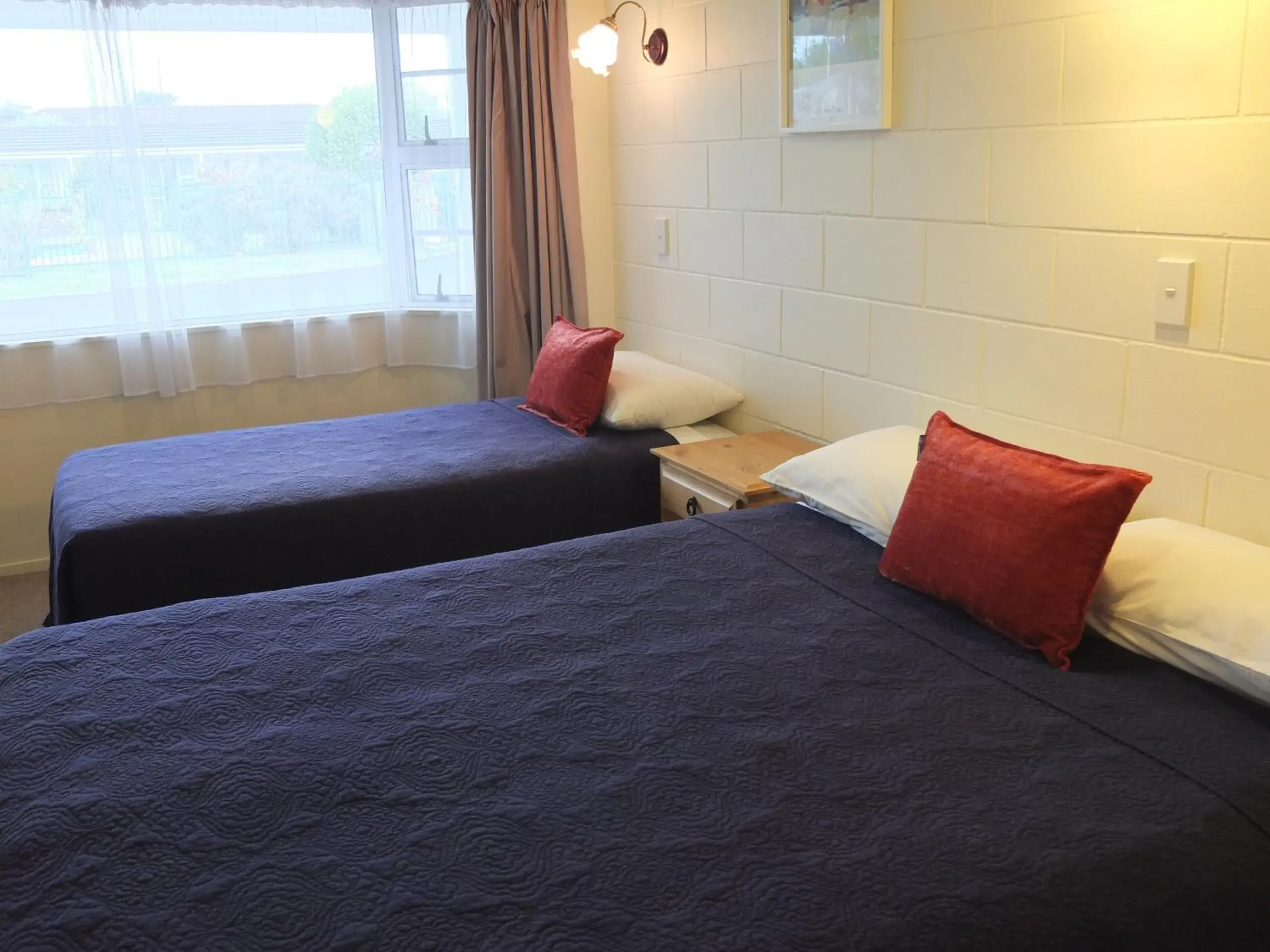 Queen Studio in Colonial Court Motel Queen Studio in Colonial Court Motel