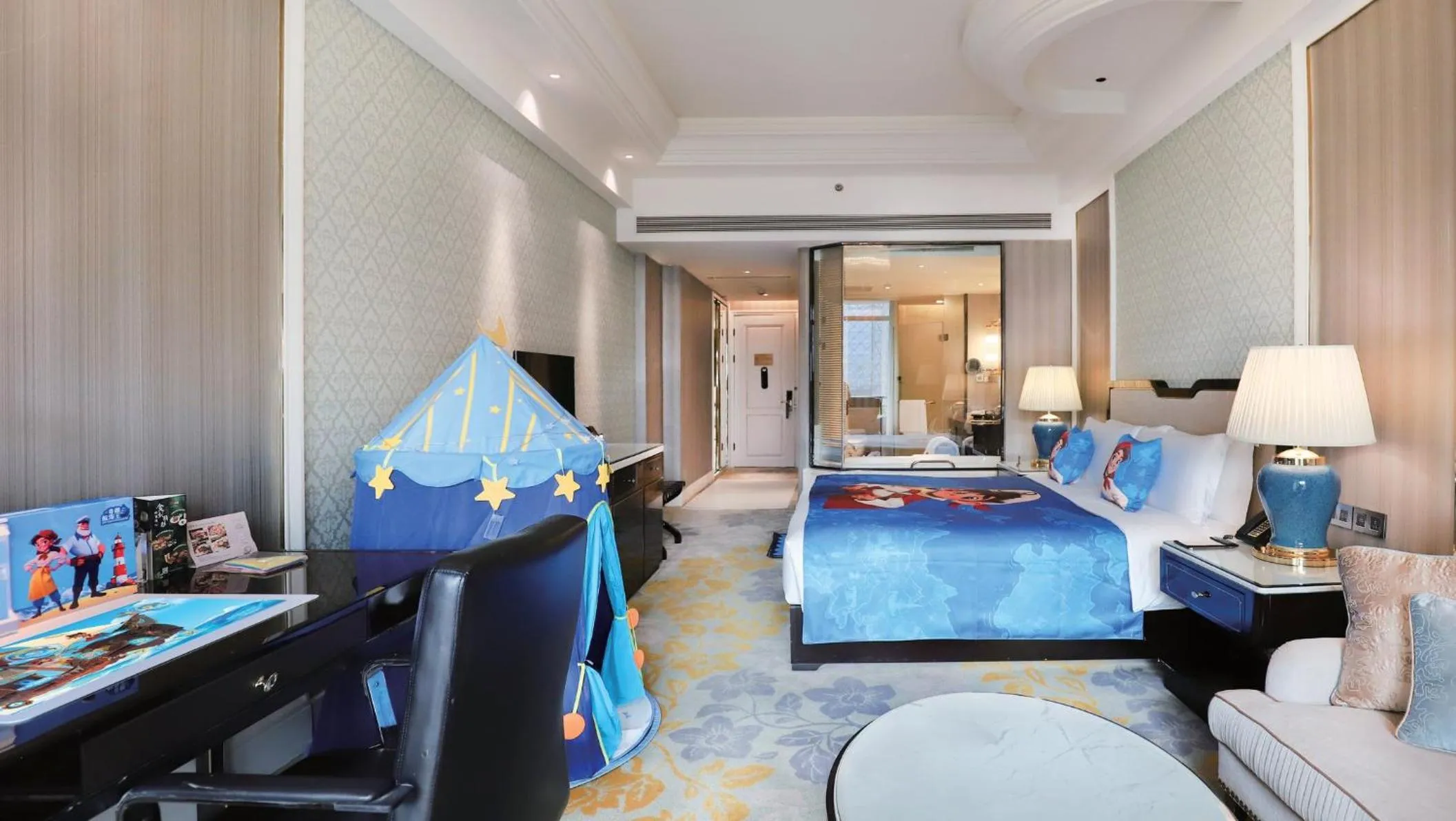 Photo of the whole room, Bed in InterContinental Chengdu Global Center by IHG