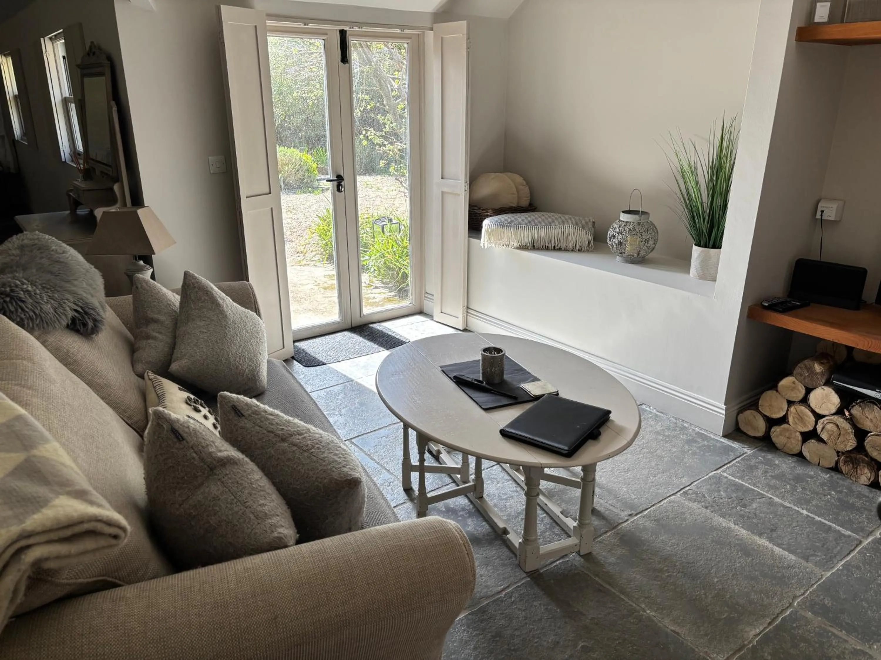 Living room, Bed in Street Farmhouse