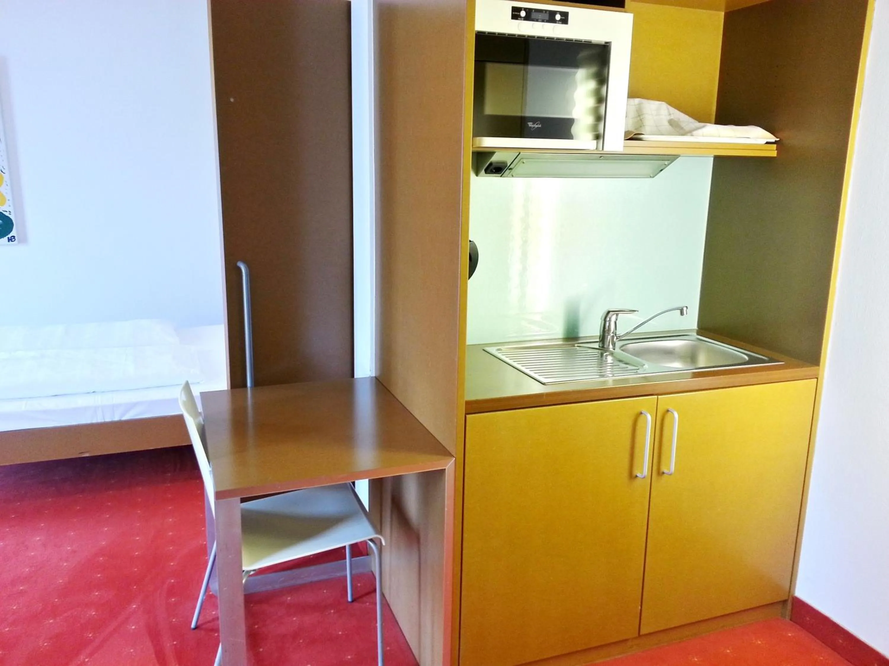 Kitchen or kitchenette in Orange Wings Krems