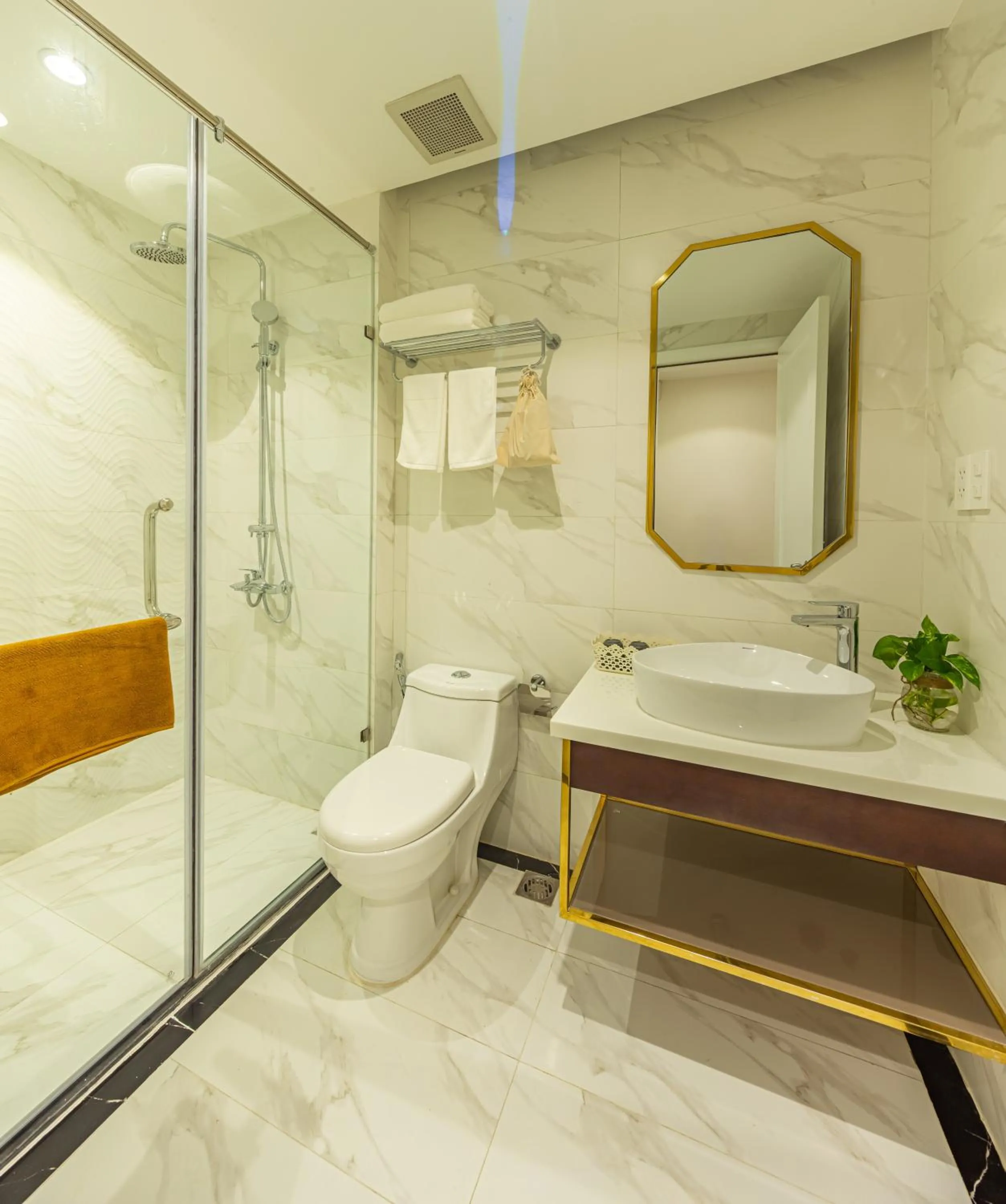 Shower in Simmi 6 Hotel & Apartment