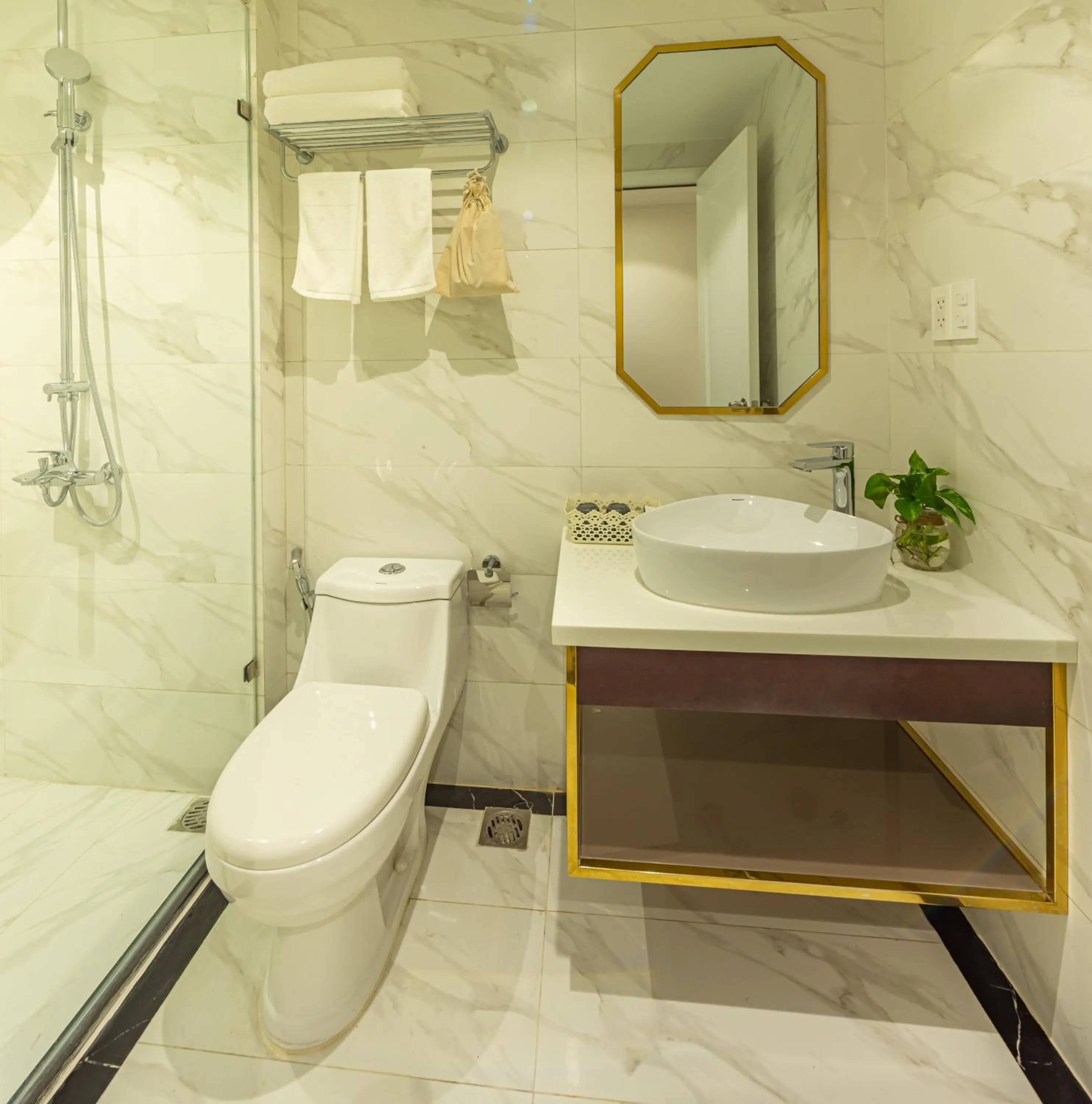 Shower in Simmi 6 Hotel & Apartment