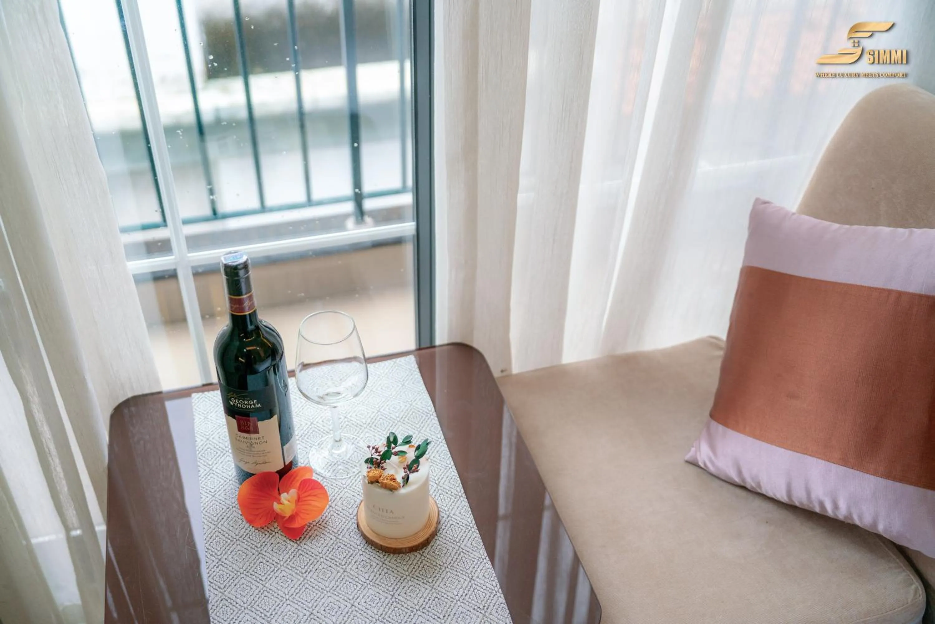 Seating area, Bed in Simmi 6 Hotel & Apartment