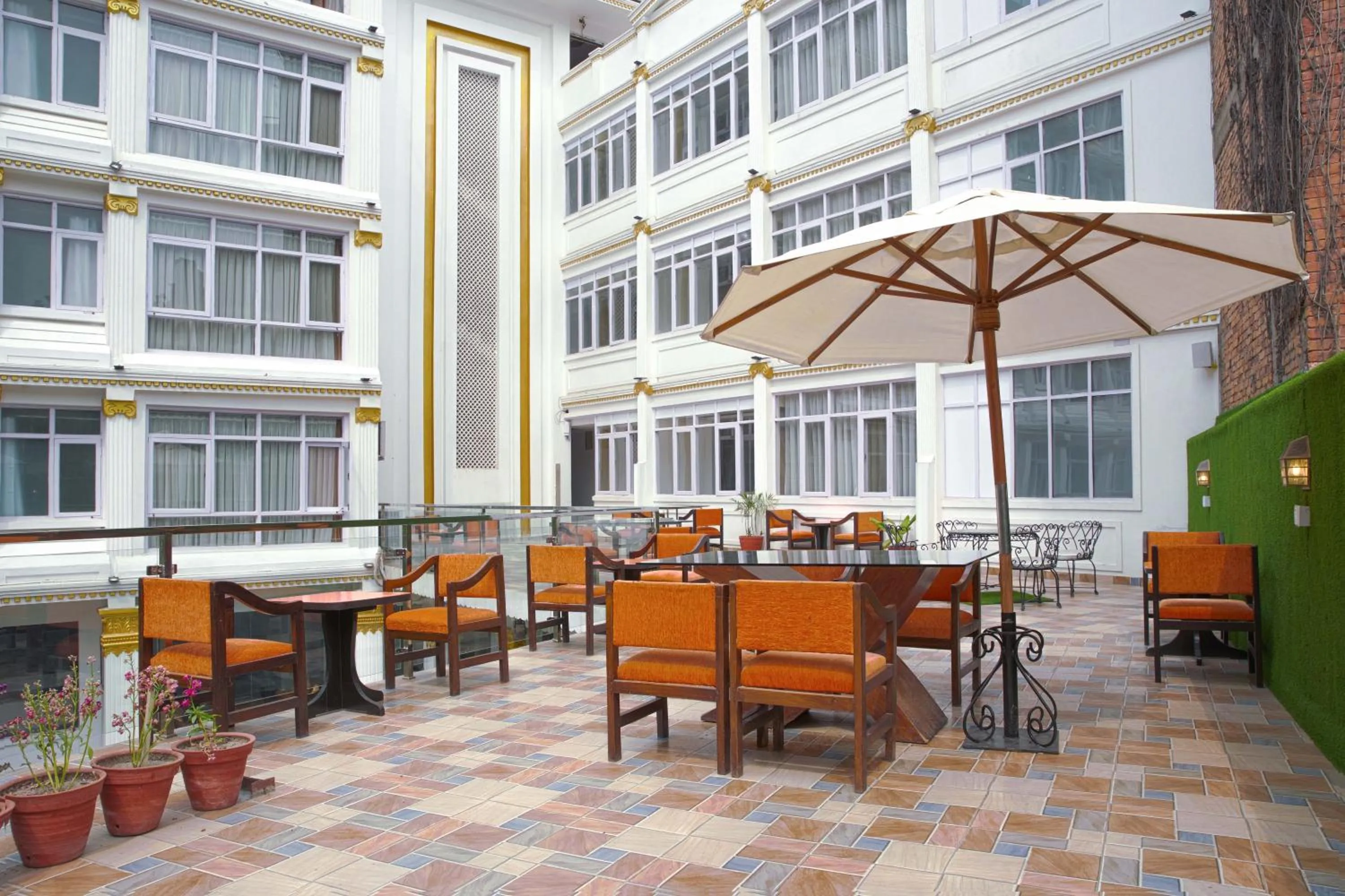 Restaurant/places to eat in Durbar Hotel & Residence