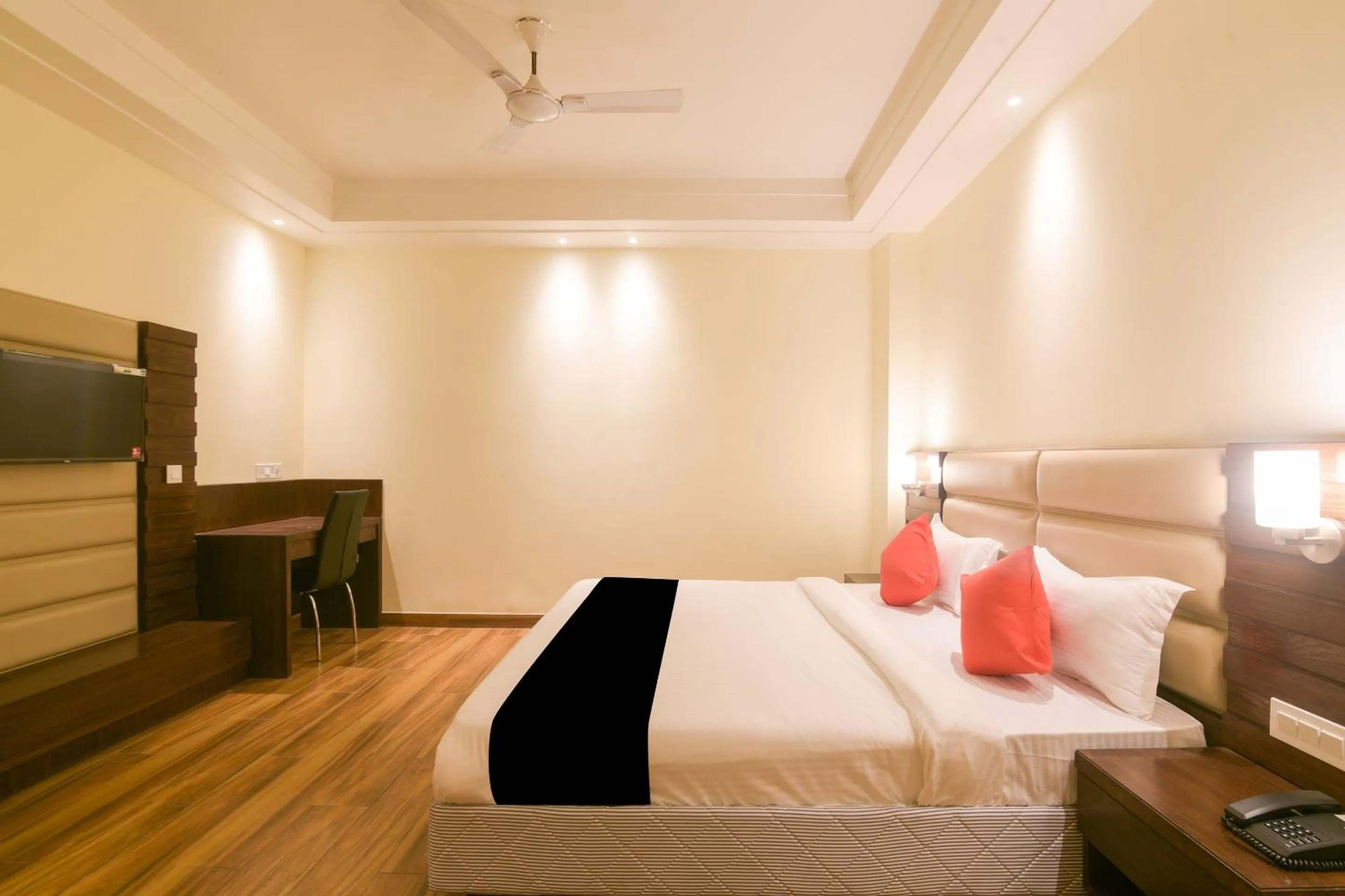 Bedroom, Bed in OYO 77736 Hotel Starlight